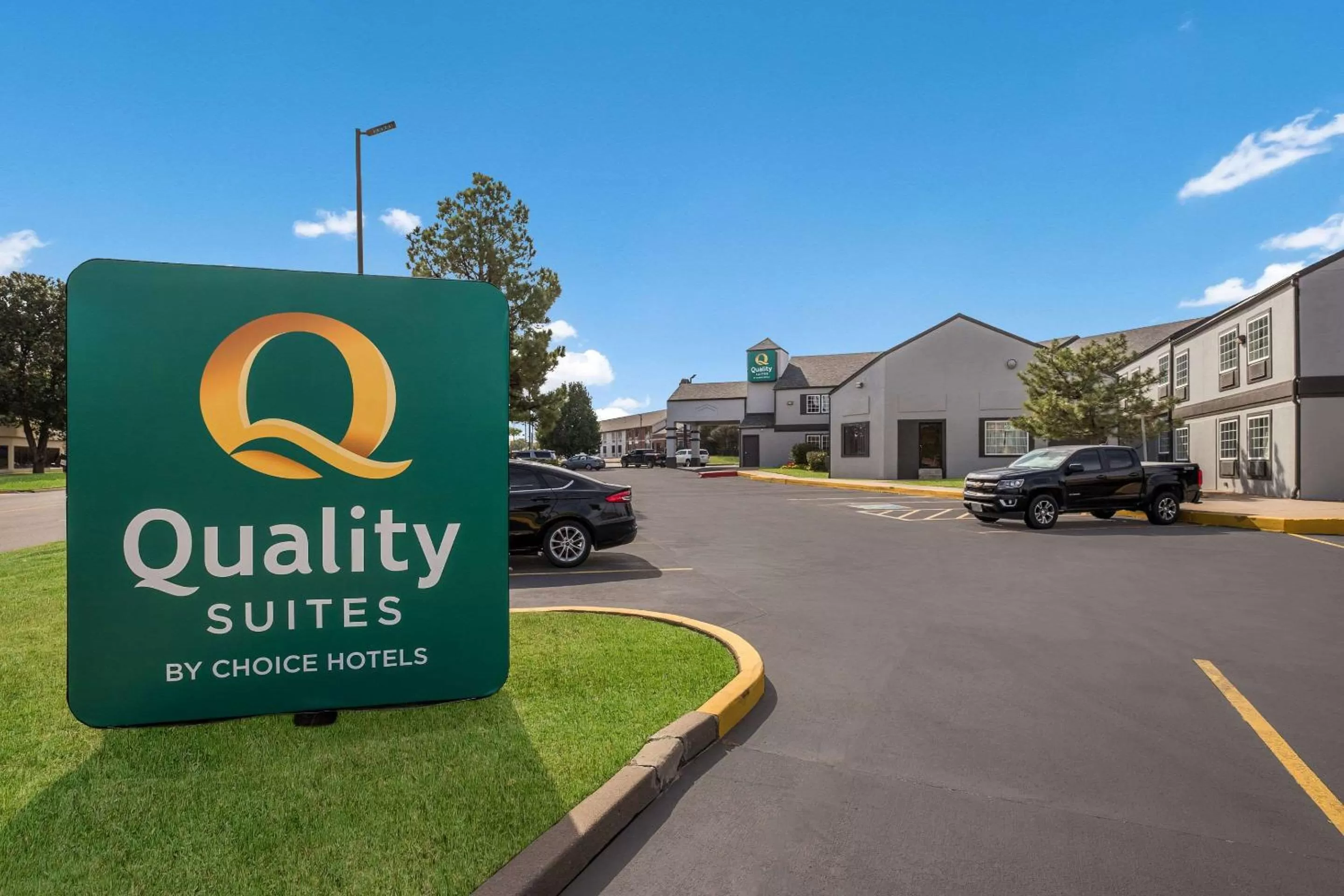 Property building in Quality Suites Tulsa I-44