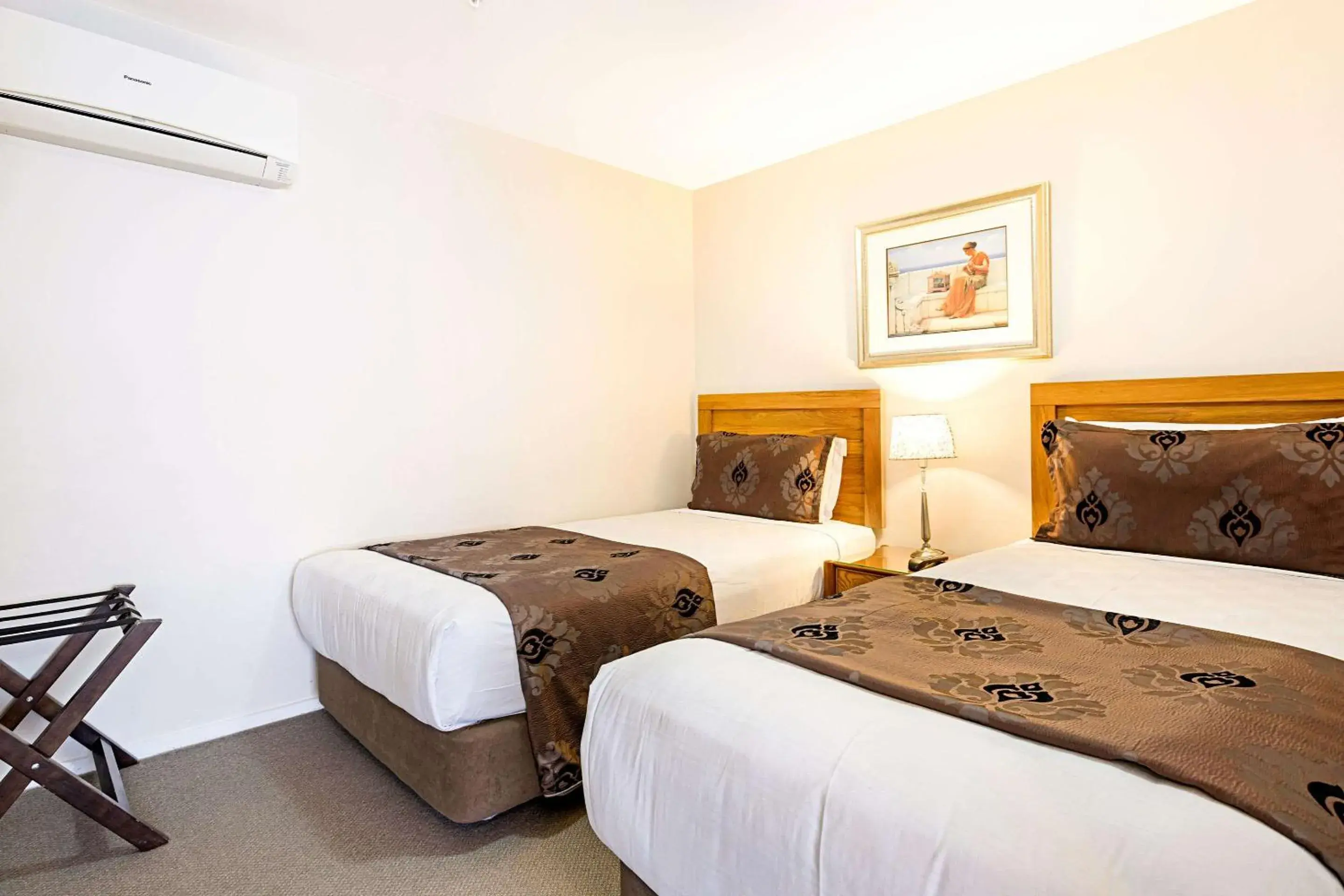 One-Bedroom Suite with Kitchen in Alexander Inn One-Bedroom Suite with Kitchen in Alexander Inn