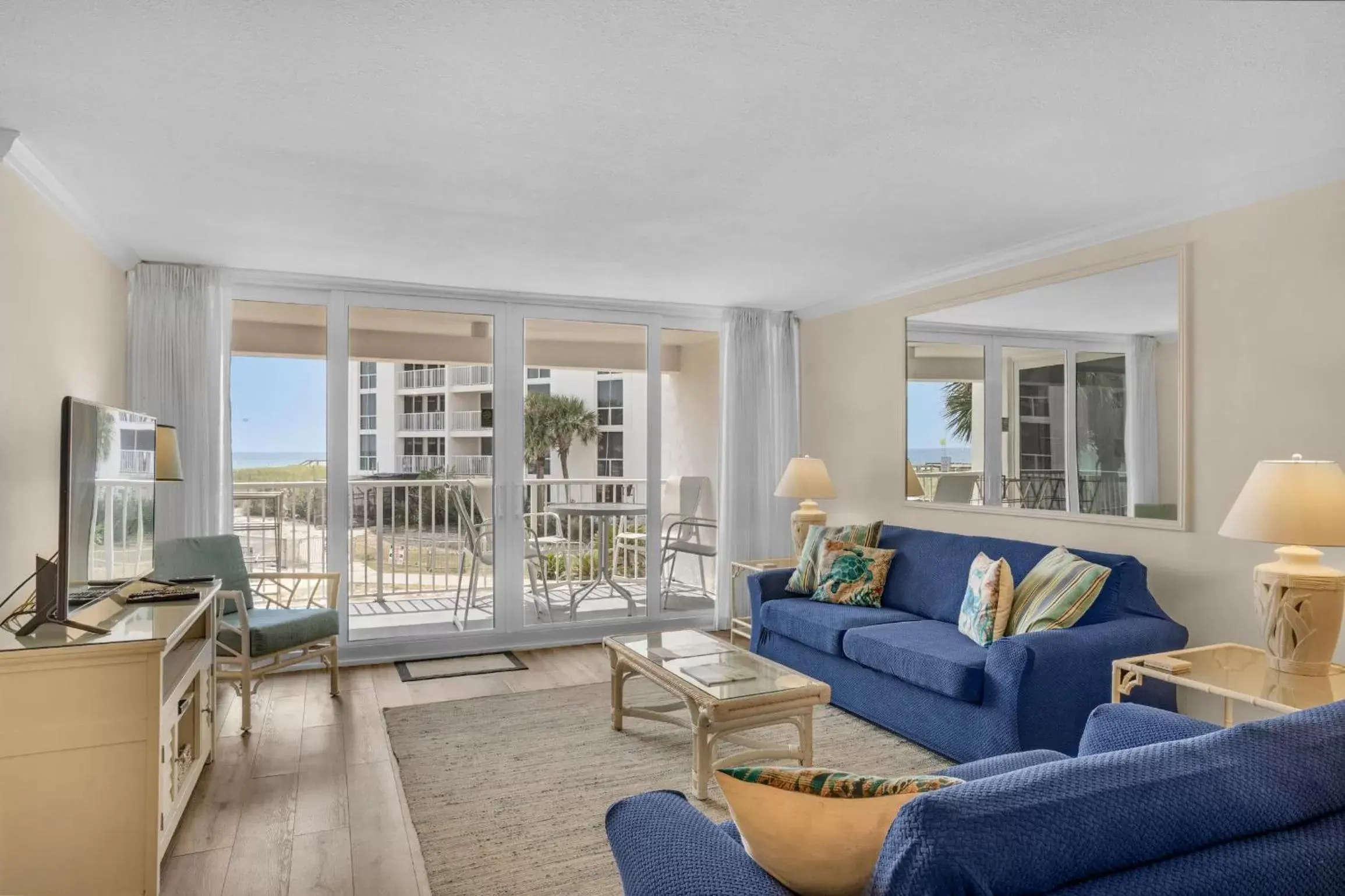 Seating Area in Shoreline Towers 1024