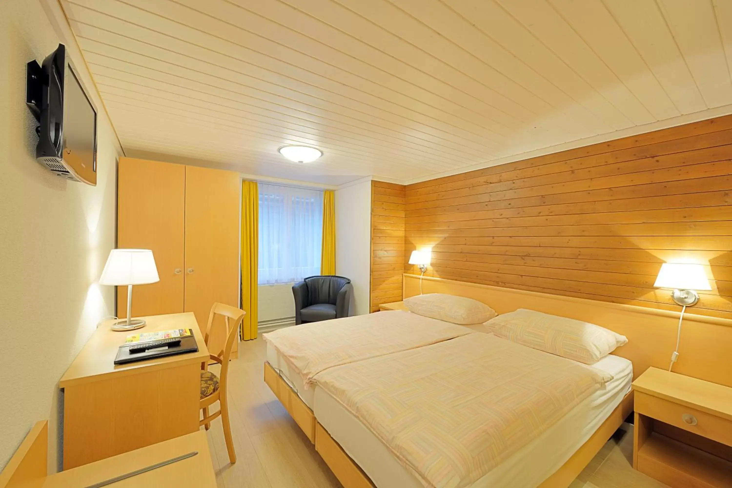 Bedroom, Bed in Hotel Rössli