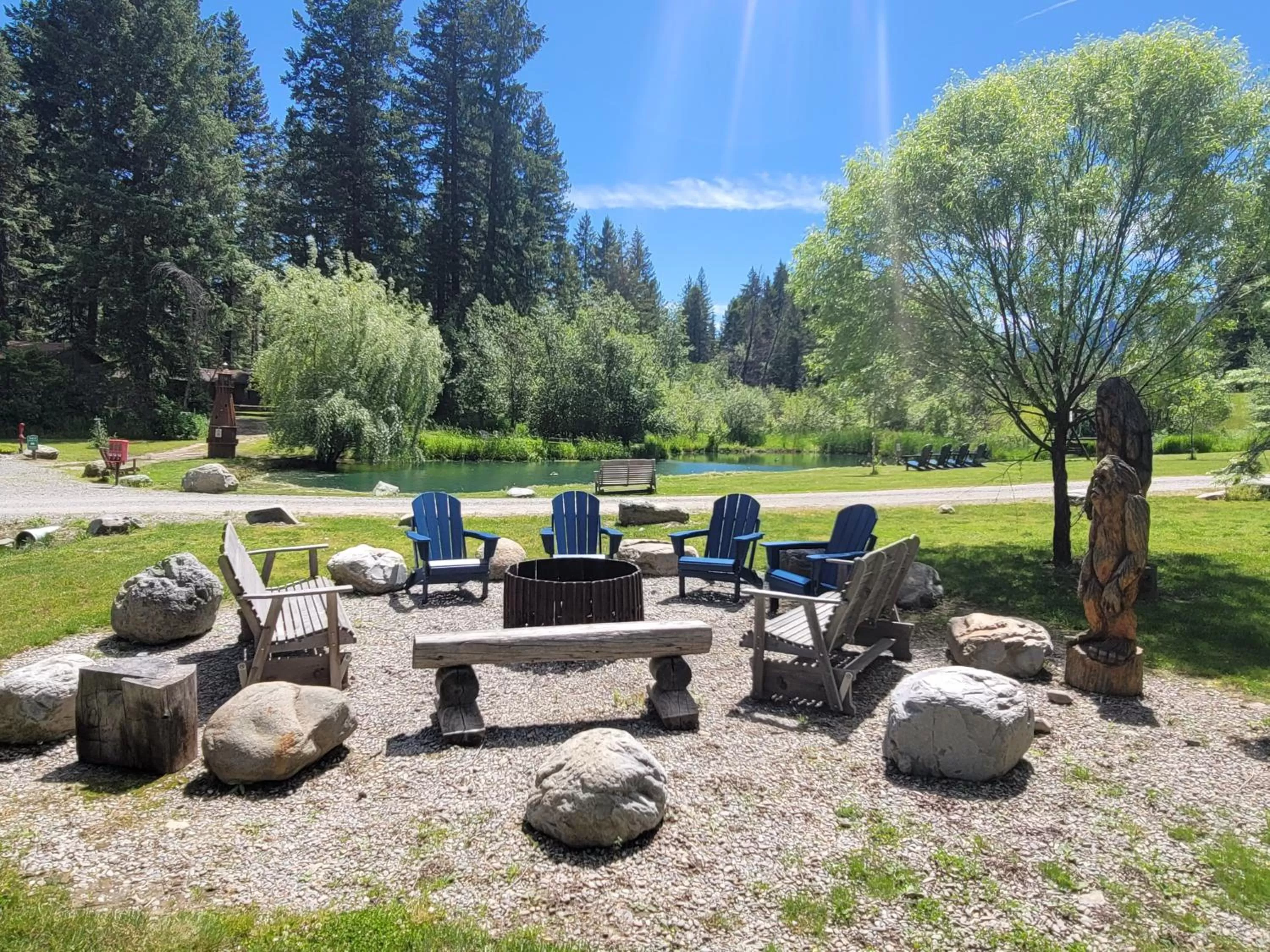 Seating area in Riverfront Motel & Cabins