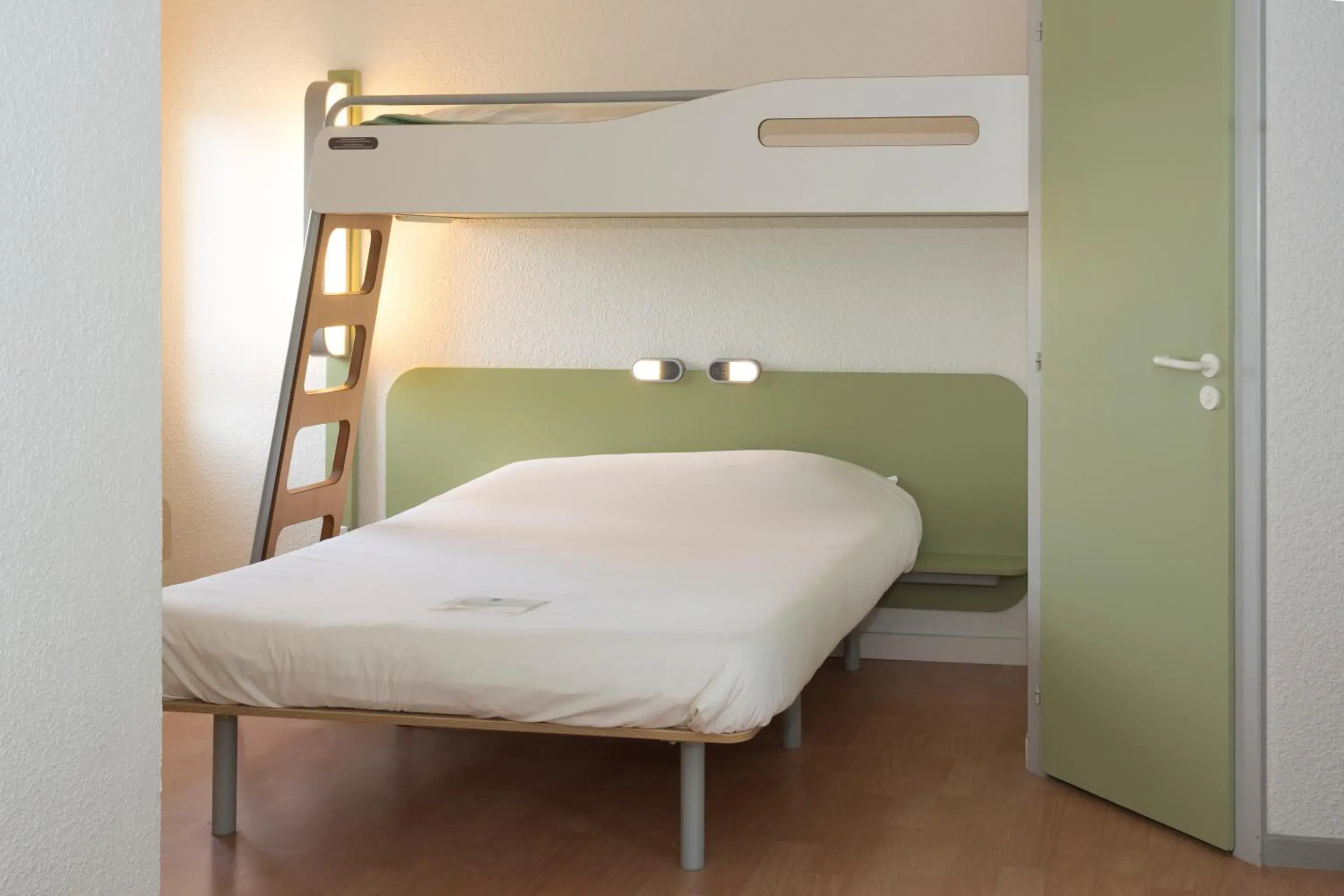 Bedroom, Bed in ibis budget Quimper