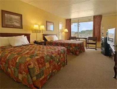 Photo of the whole room, Bed in Super 8 by Wyndham Nashville Near Downtown / I-40