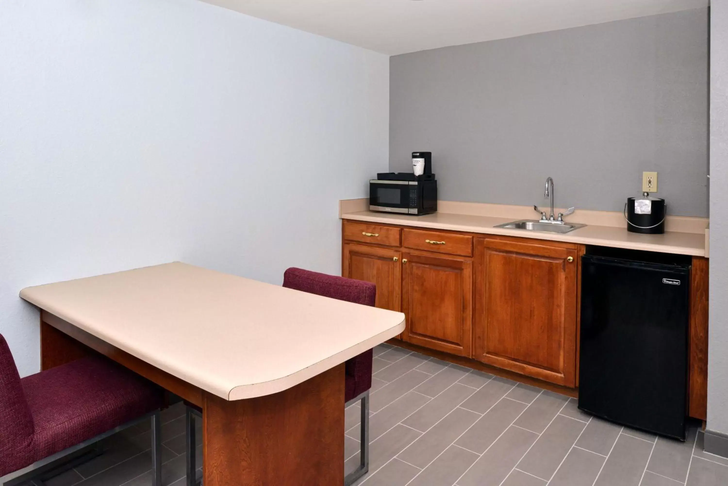 Photo of the whole room, Kitchen/Kitchenette in Hampton Inn by HIlton Panama City Beach