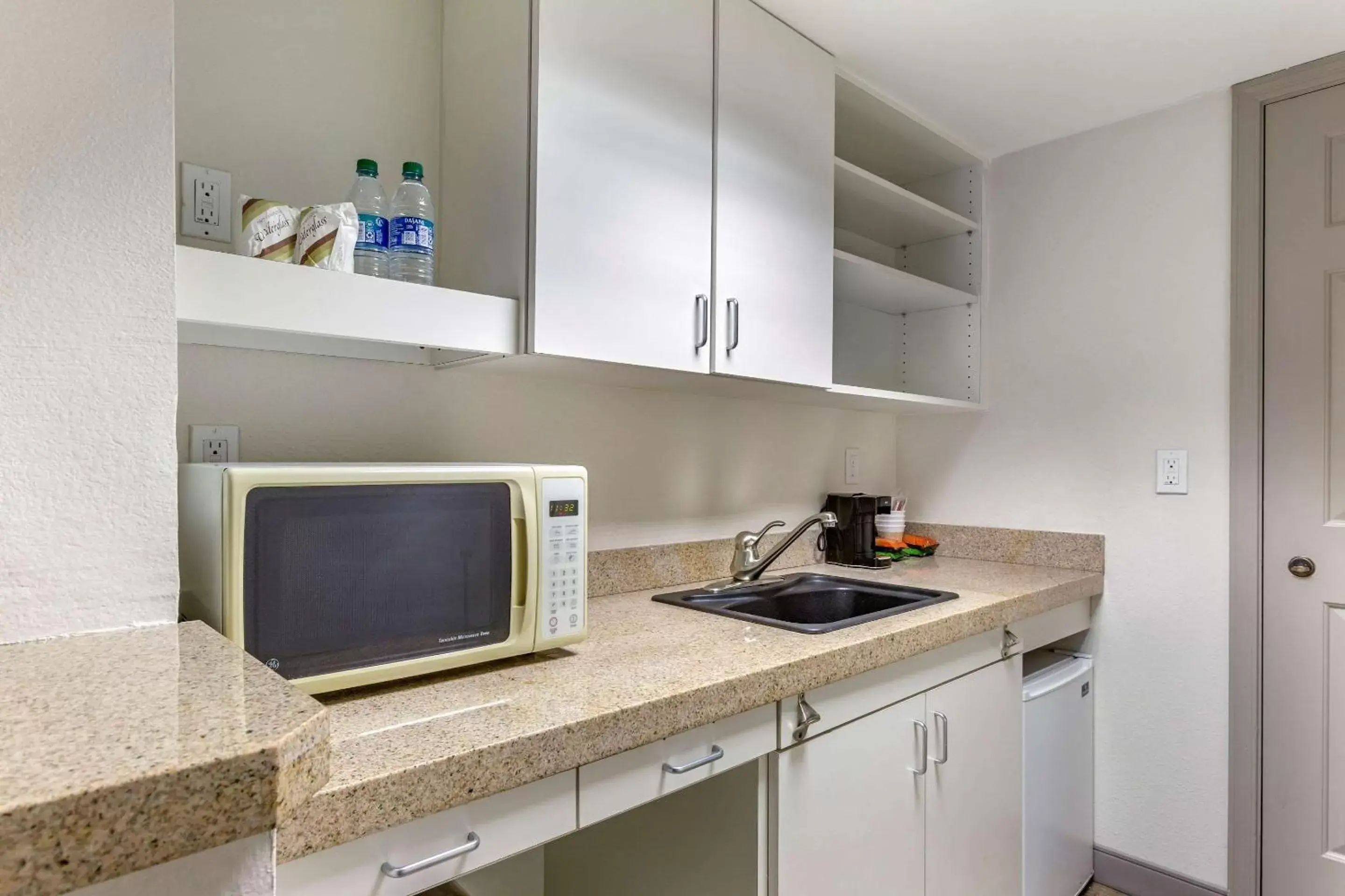 Photo of the whole room, Kitchen/Kitchenette in Windmill Suites Surprise, Ascend Hotel Collection
