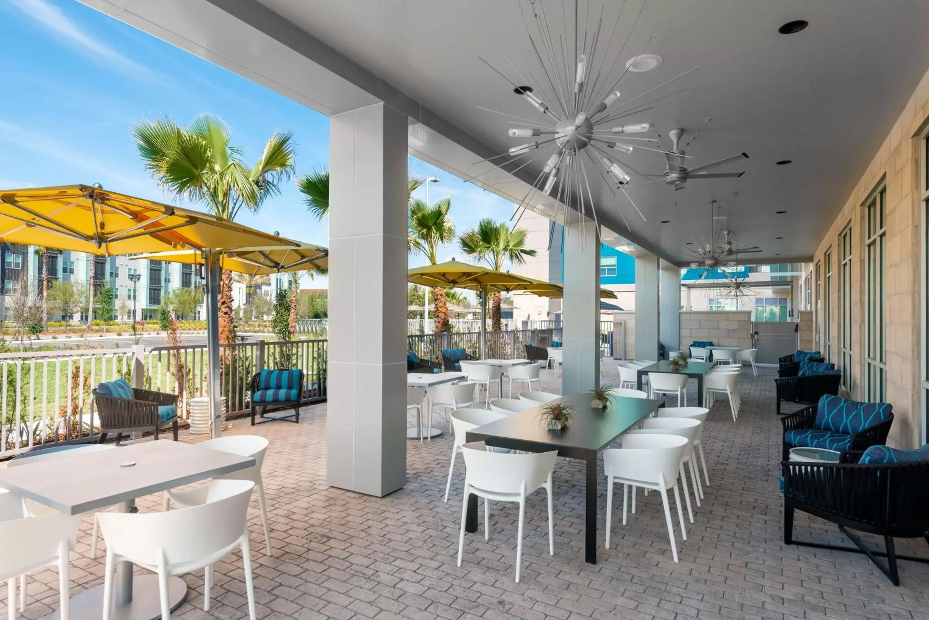 Patio, Restaurant/Places to Eat in Hyatt House Orlando Airport