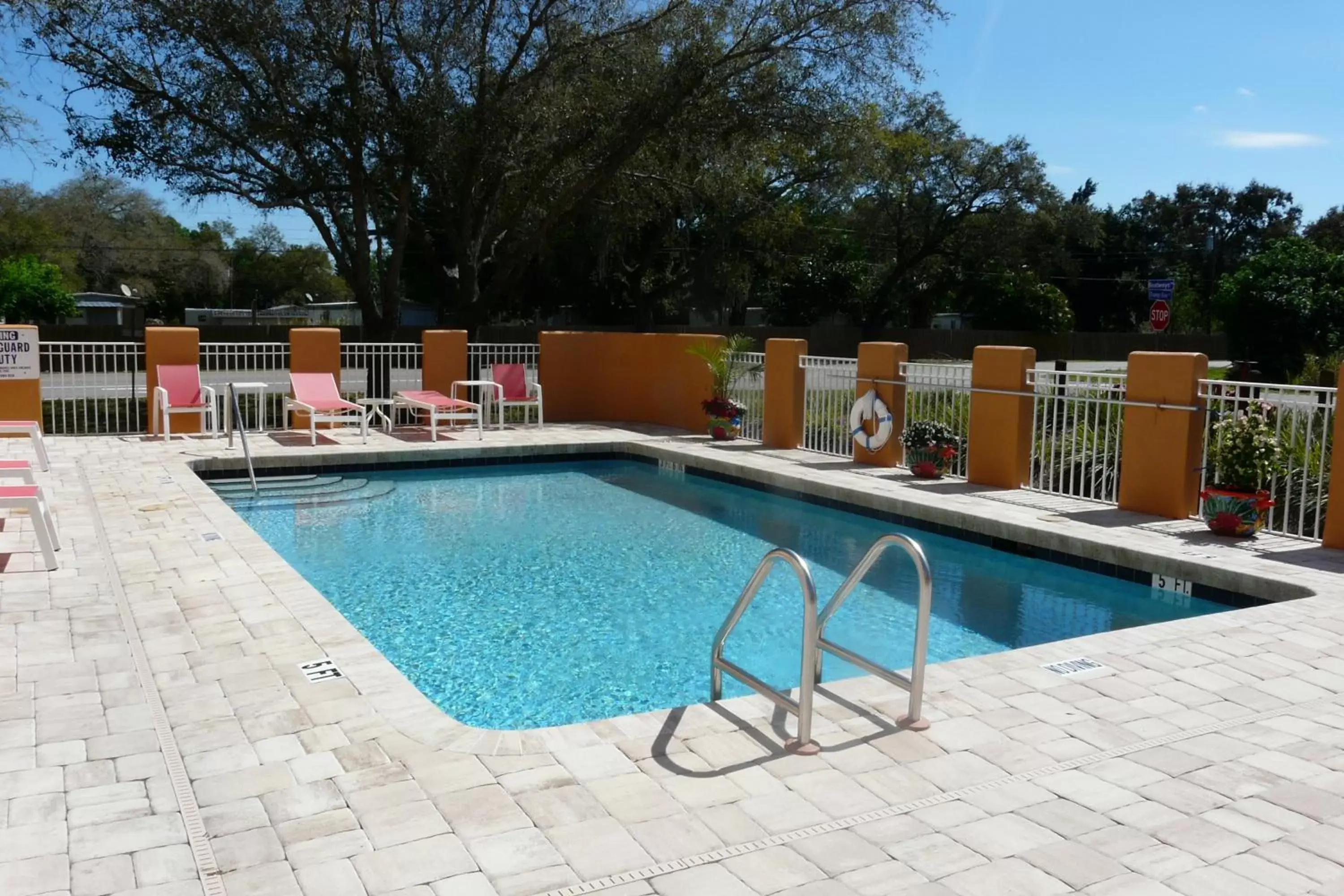 Swimming Pool in Comfort Inn Fort Myers Northeast