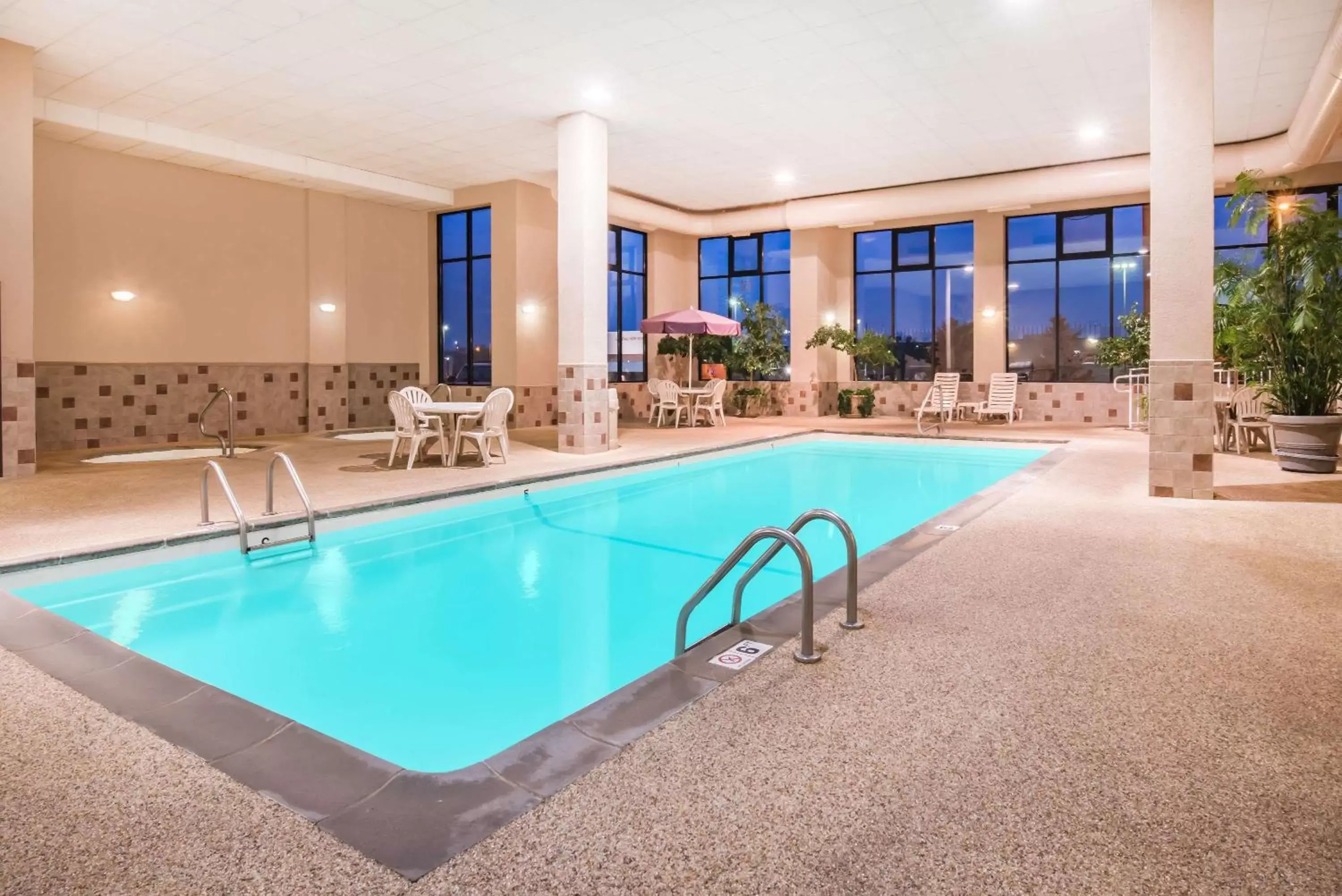 On site, Swimming Pool in Howard Johnson by Wyndham Rapid City