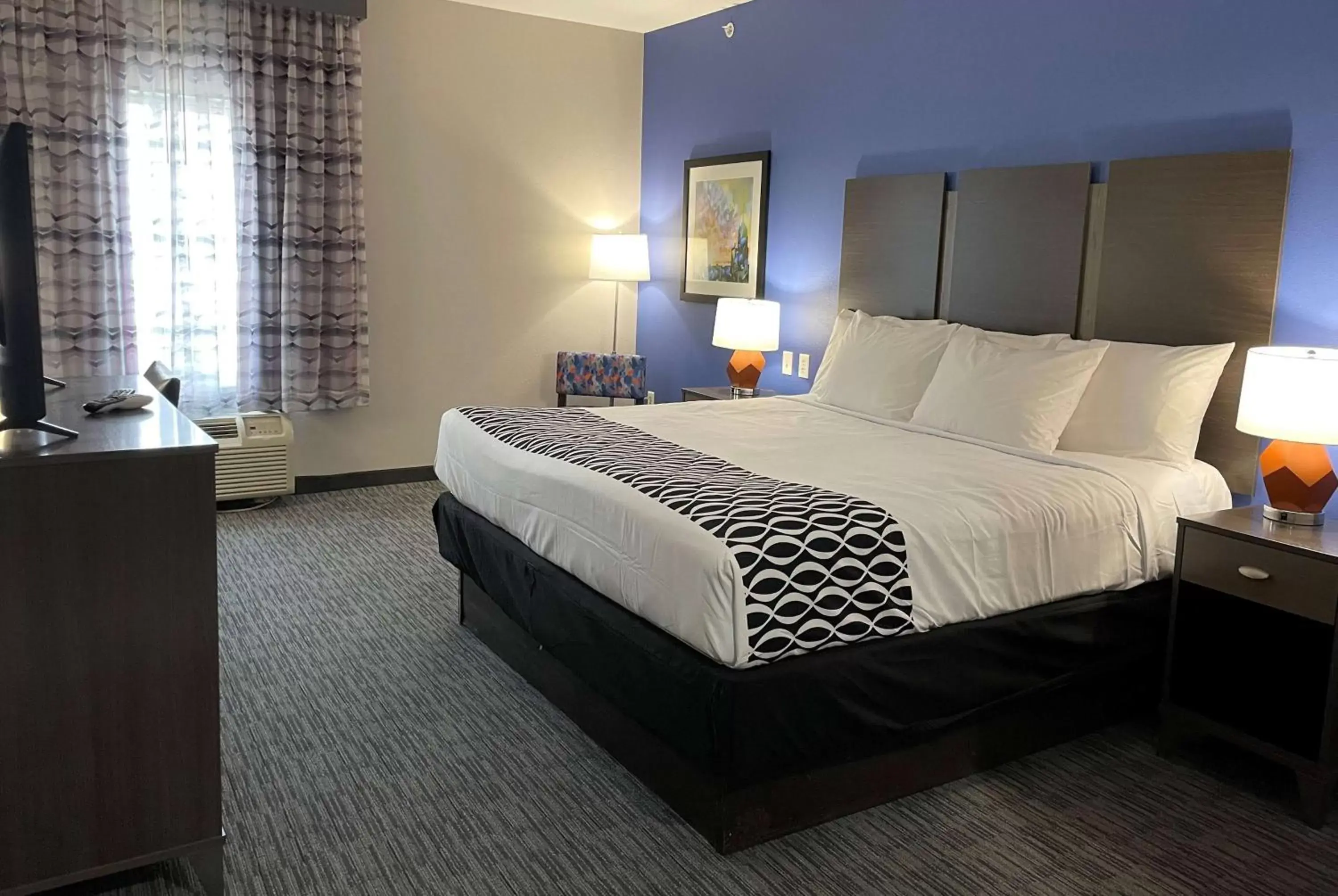 Photo of the whole room, Bed in La Quinta Inn and Suites by Wyndham - Schertz