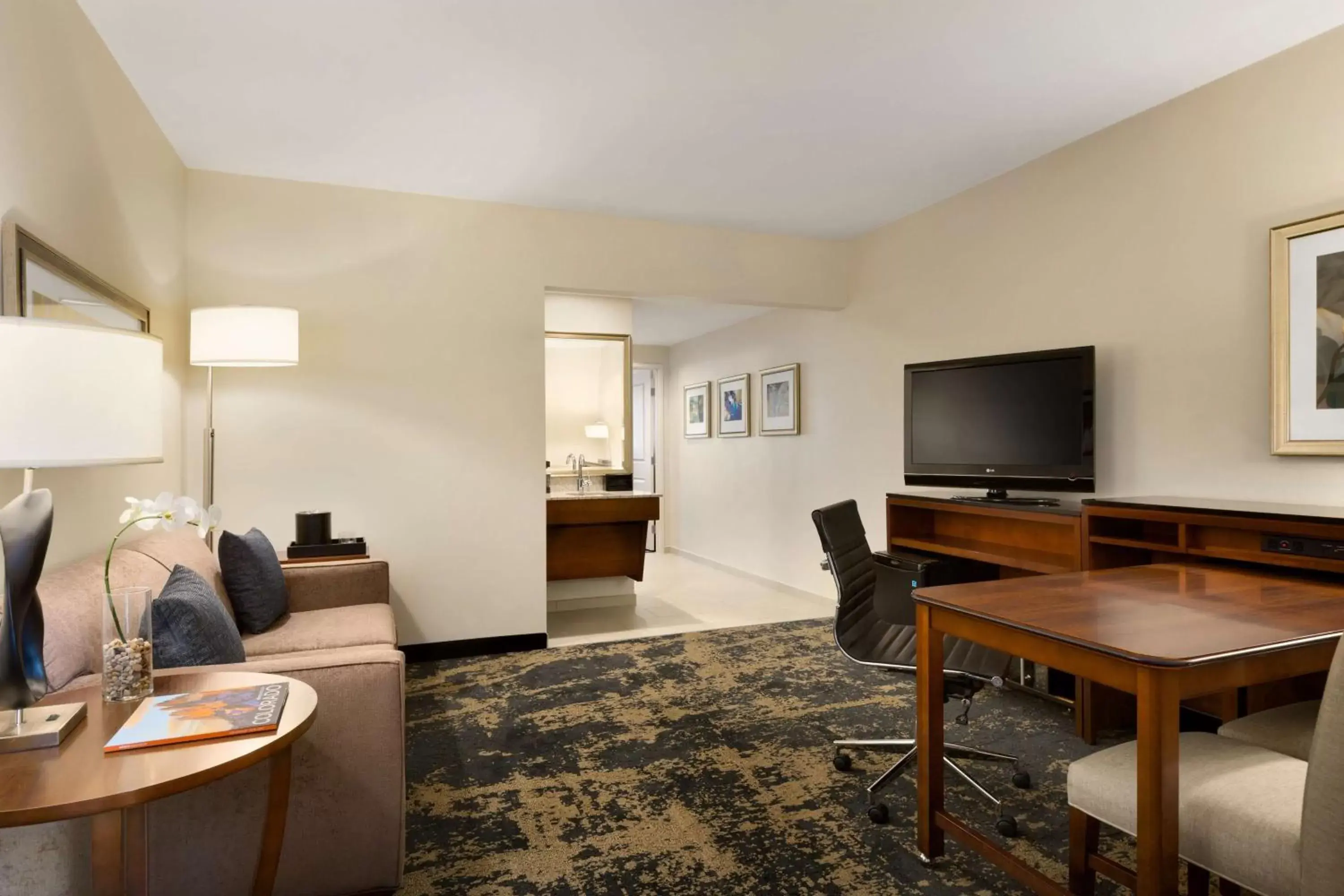 Bed, Seating Area in Embassy Suites by Hilton Denver Downtown Convention Center