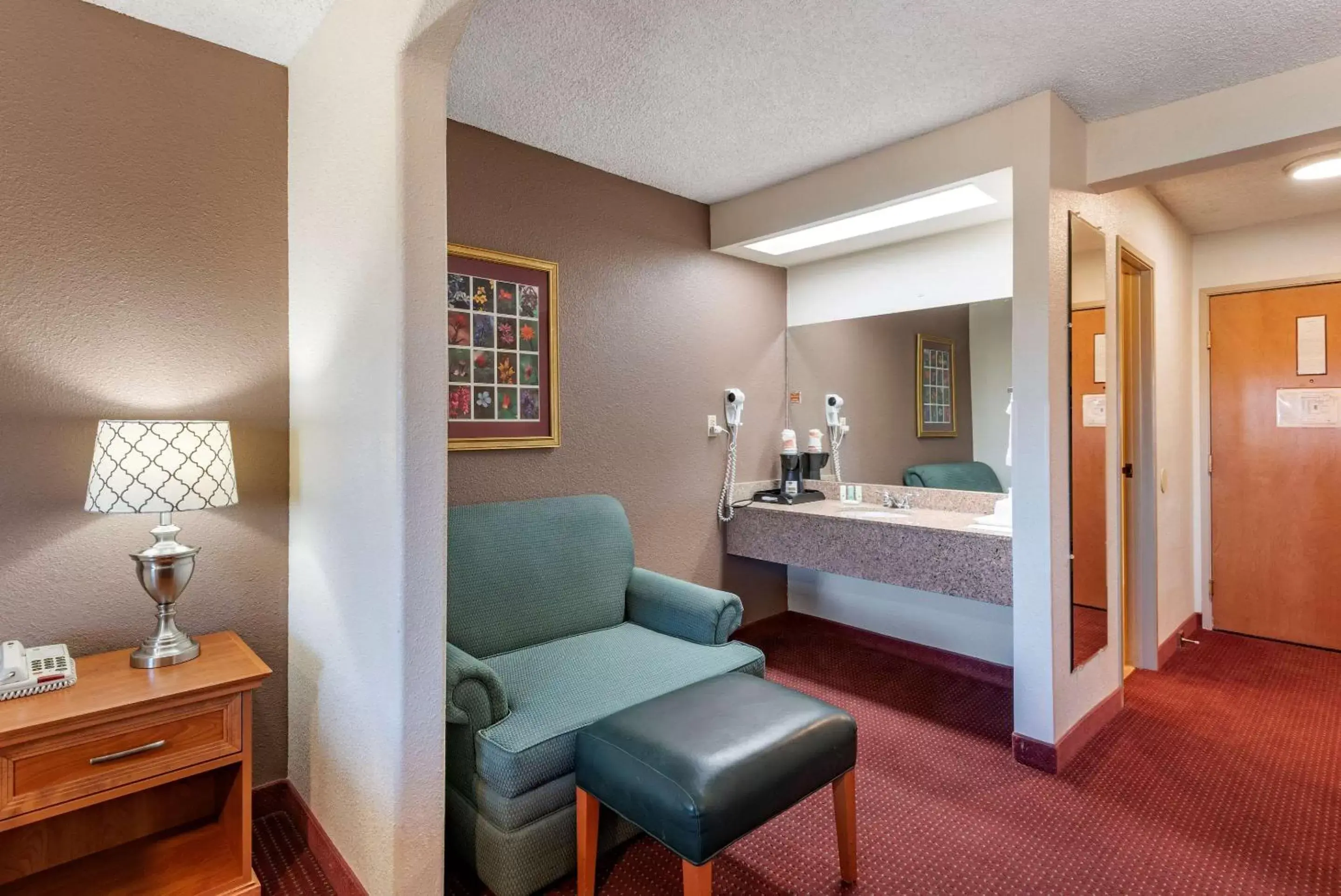 Photo of the whole room, Seating Area in Quality Inn Grand Junction near University