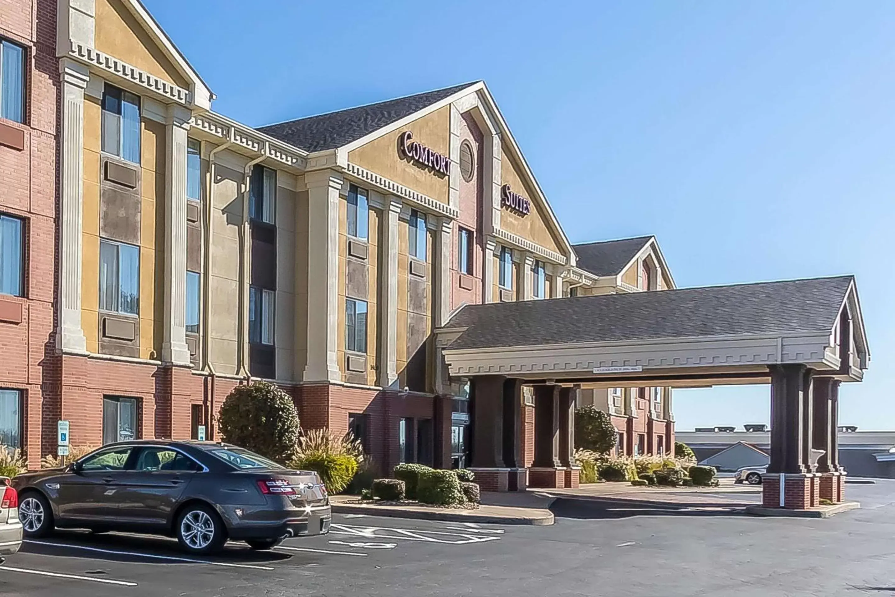 Property building in Comfort Suites St Charles-St Louis