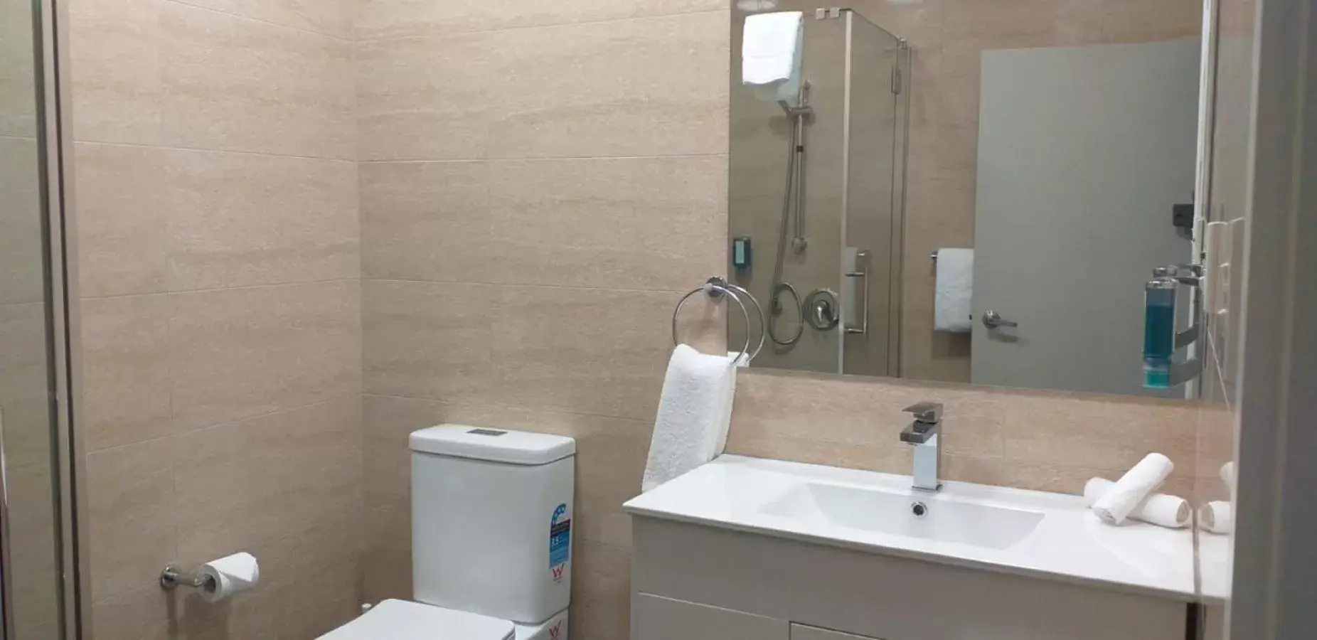 Bathroom in Ramada by Wyndham, Hamilton City Center