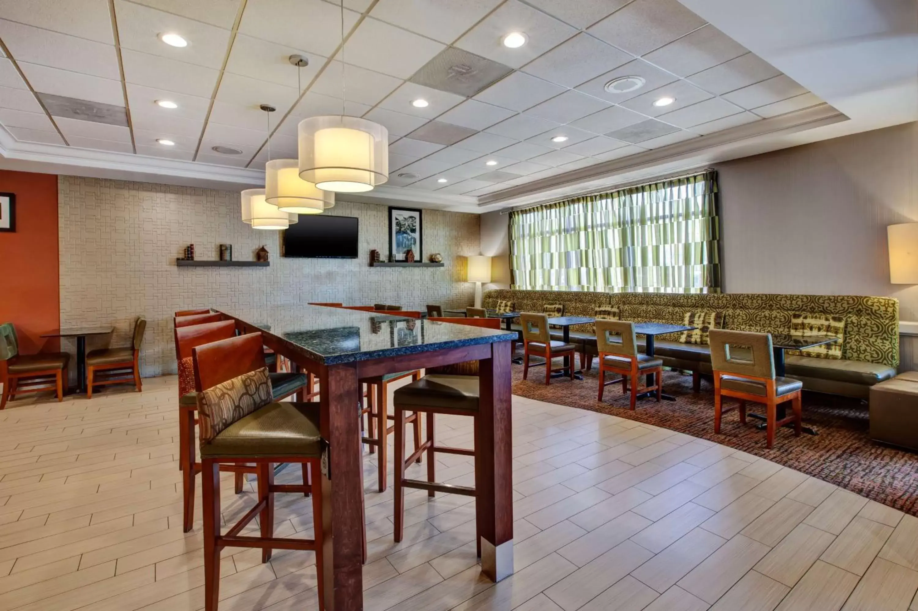 Lobby or reception, Restaurant/Places to Eat in Hampton Inn College Park