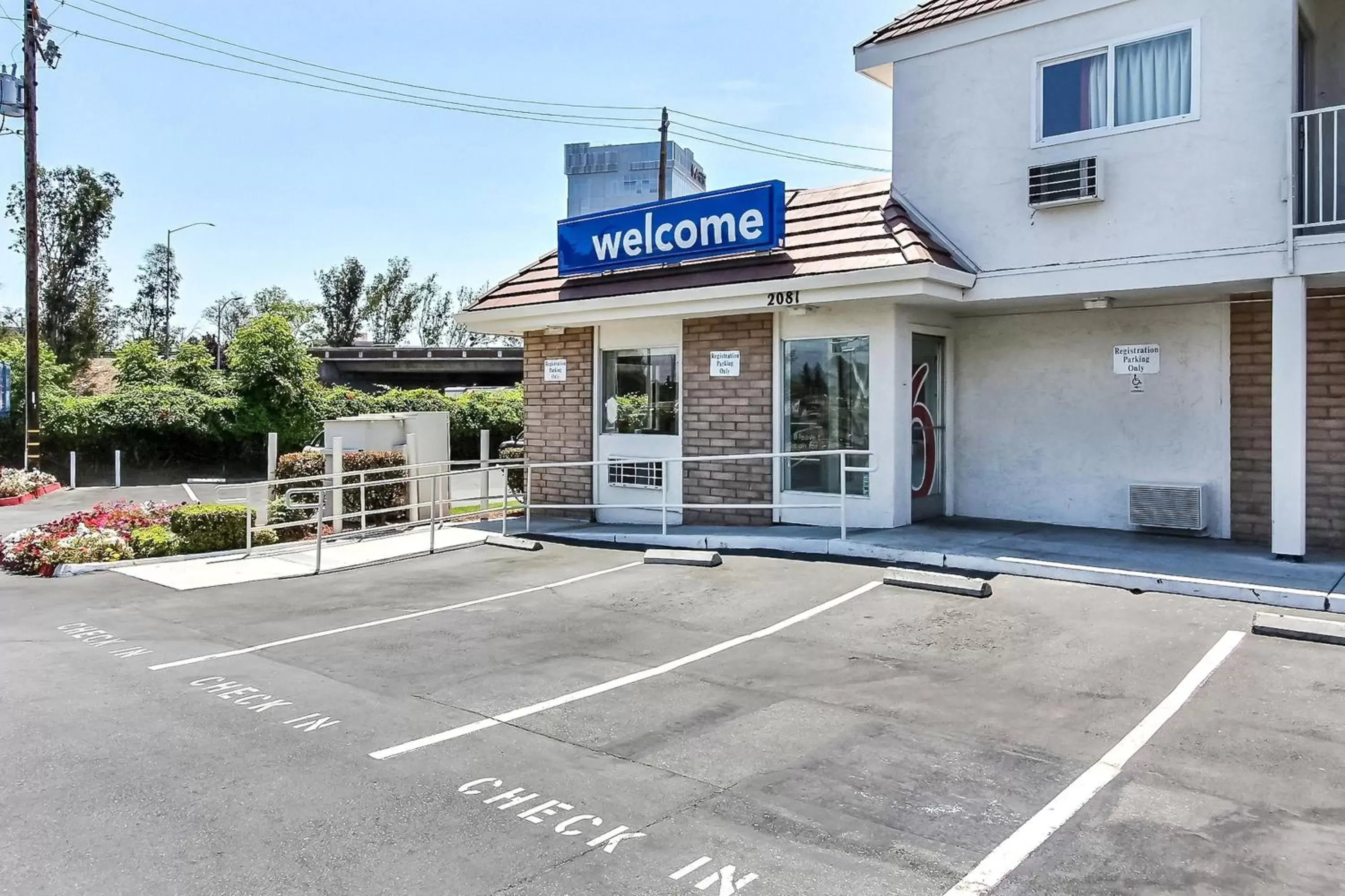 Facade/entrance in Motel 6-San Jose, CA - Airport