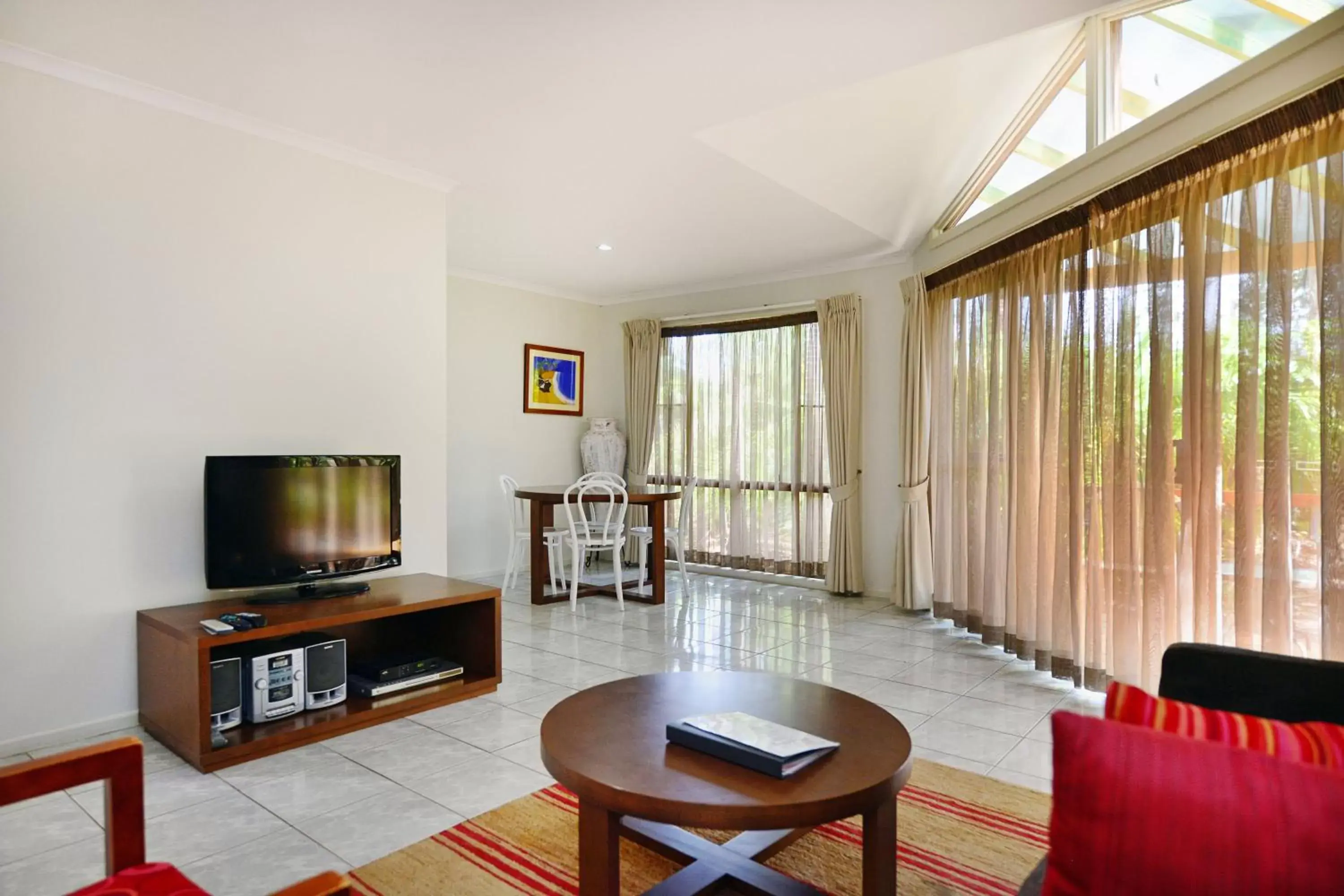 Living room, TV/Entertainment Center in BreakFree Aanuka Beach Resort