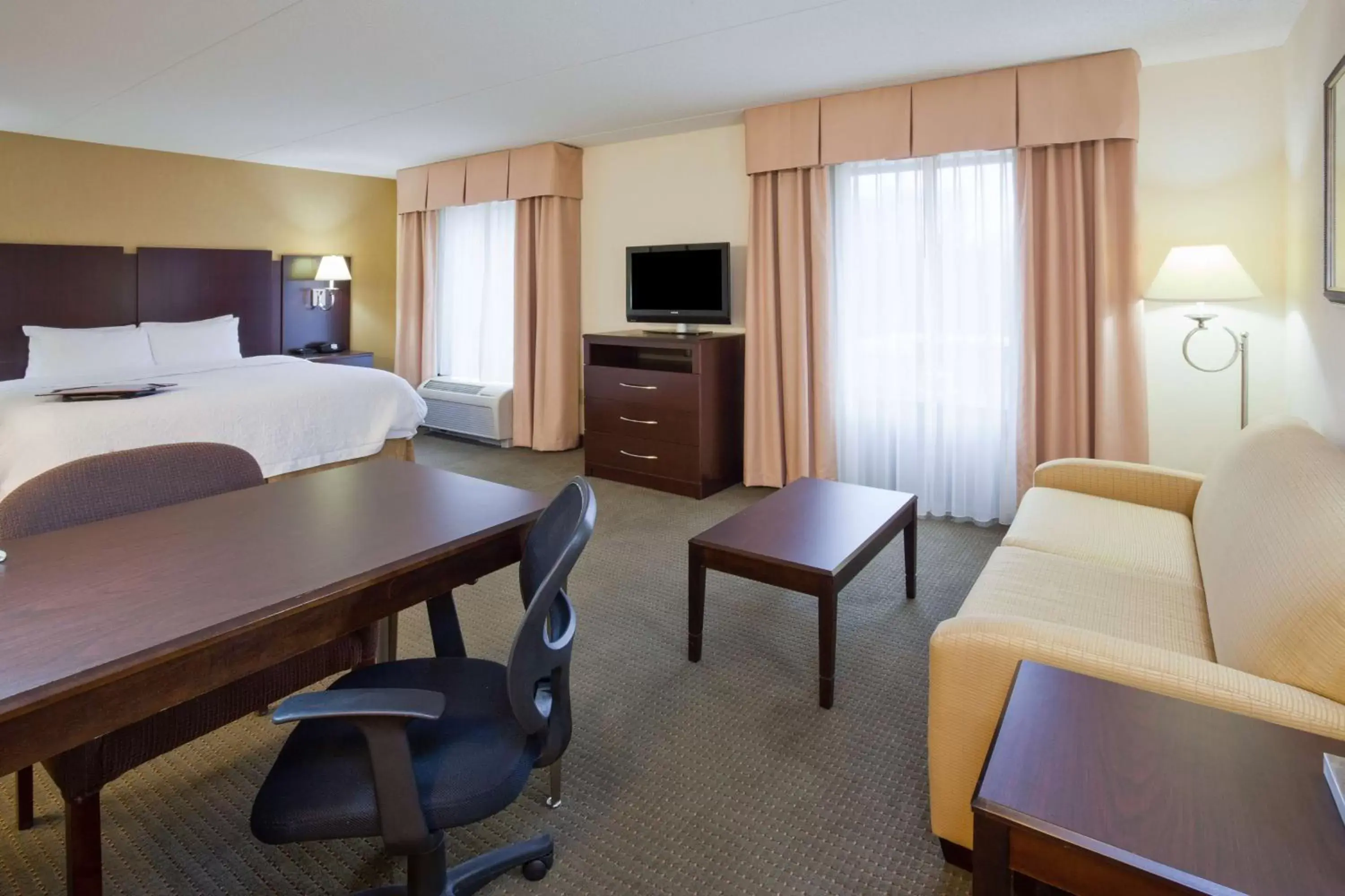 Bed in Hampton Inn & Suites Lino Lakes