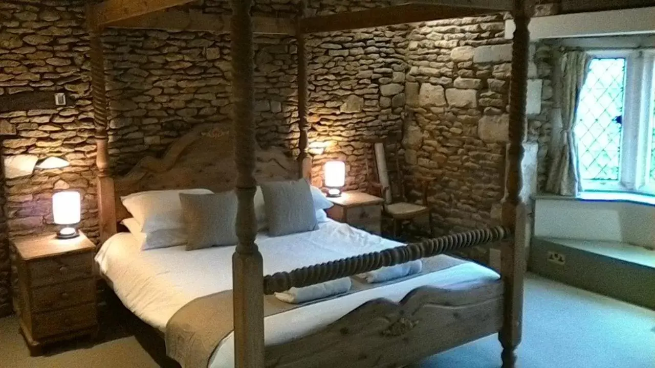 Bed in Swan Inn Lechlade