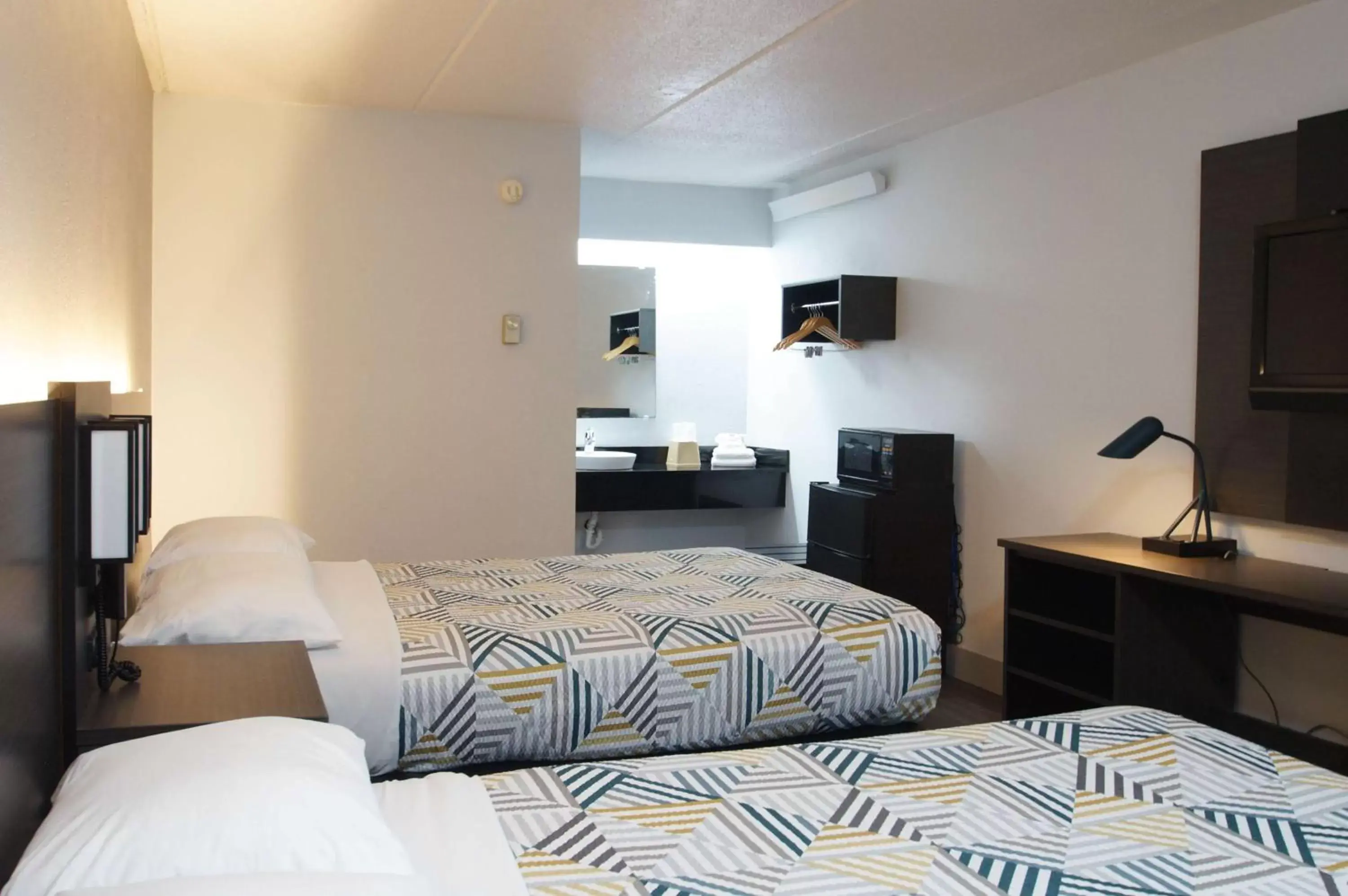 Bedroom, Bed in Motel 6-Charlotte, NC - Coliseum