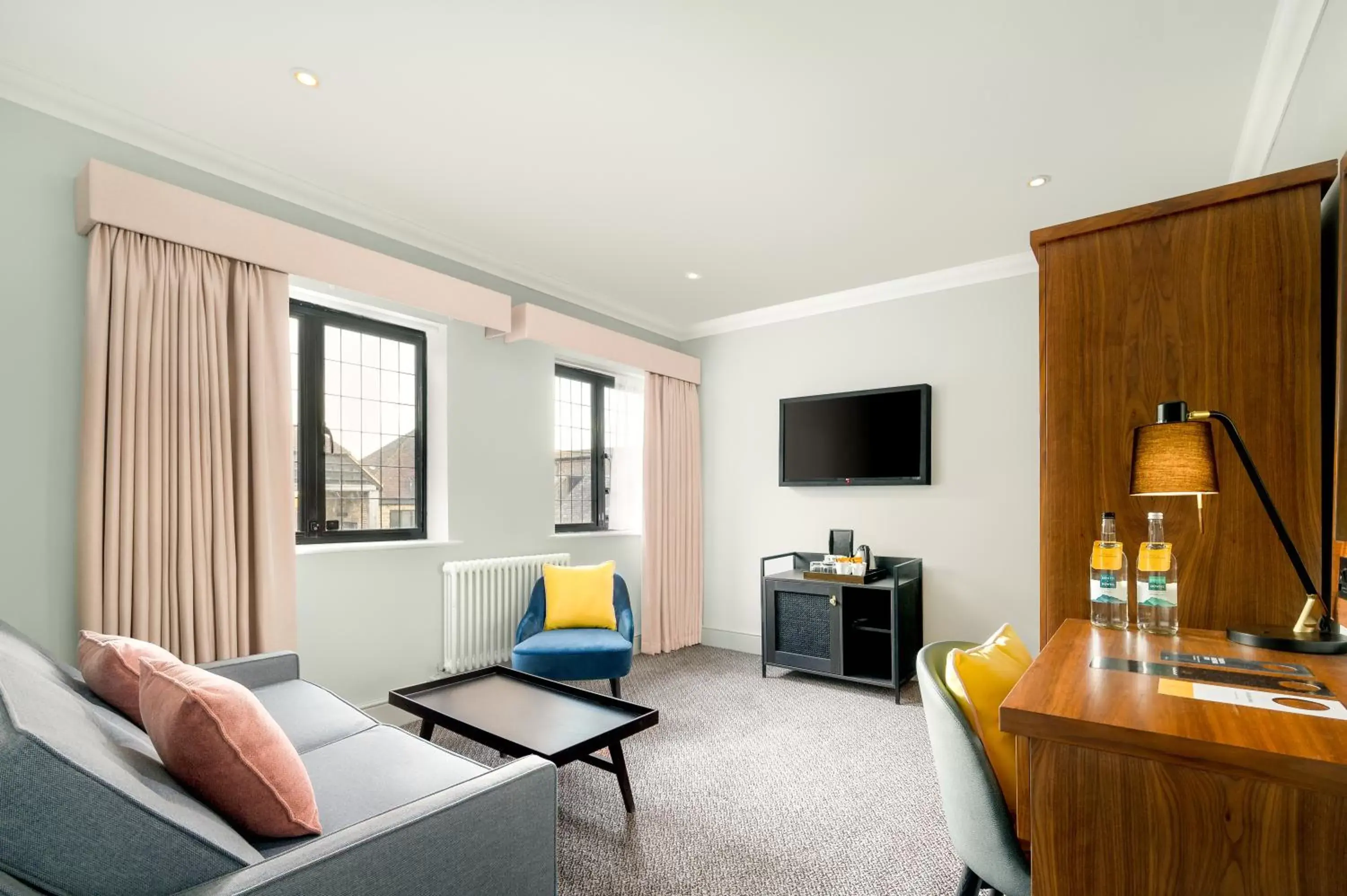 One-Bedroom Queen Suite -Non-Smoking in voco Lythe Hill Hotel & Spa by IHG One-Bedroom Queen Suite -Non-Smoking in voco Lythe Hill Hotel & Spa by IHG