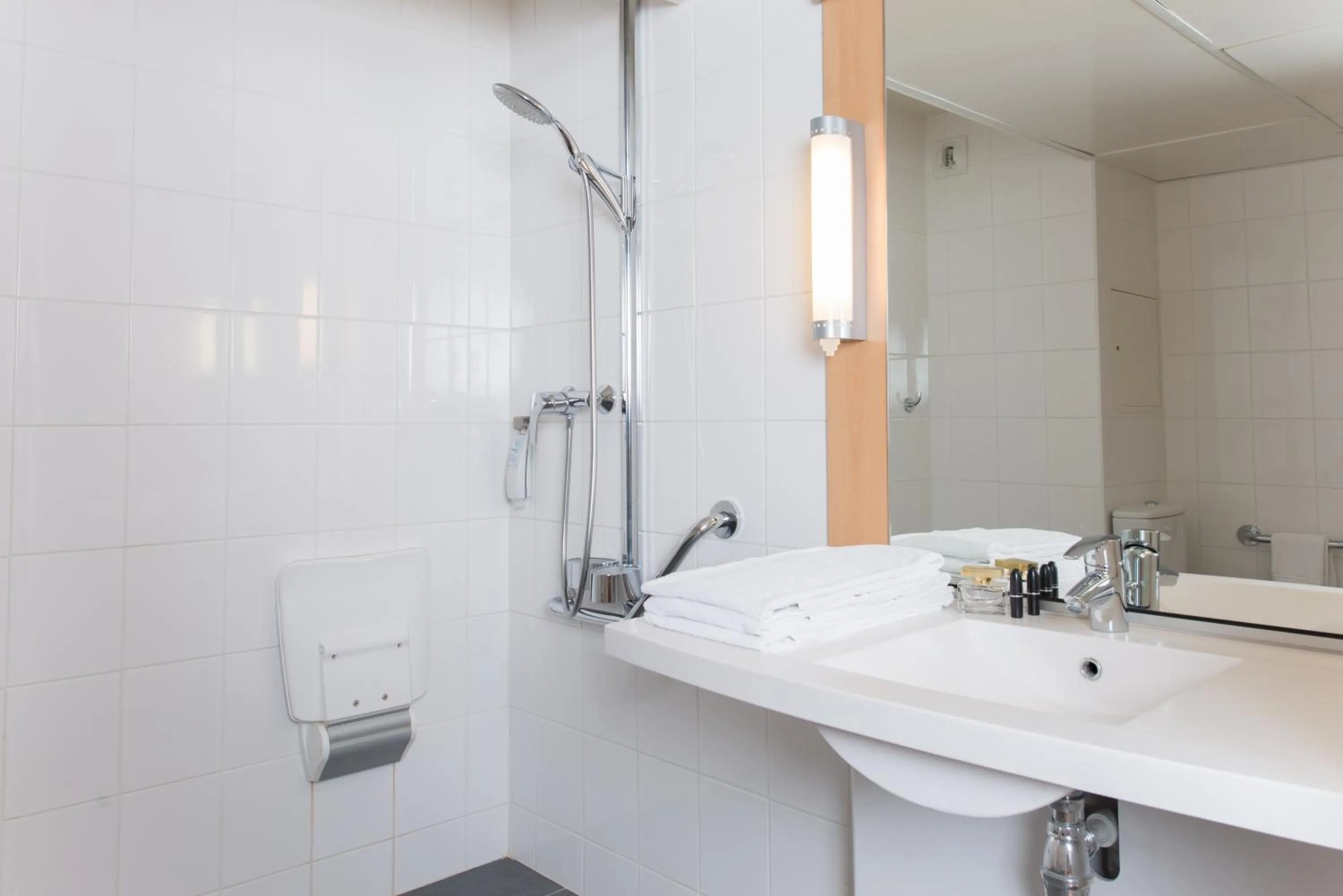 Bathroom in ibis Paris Vanves Parc des Expositions