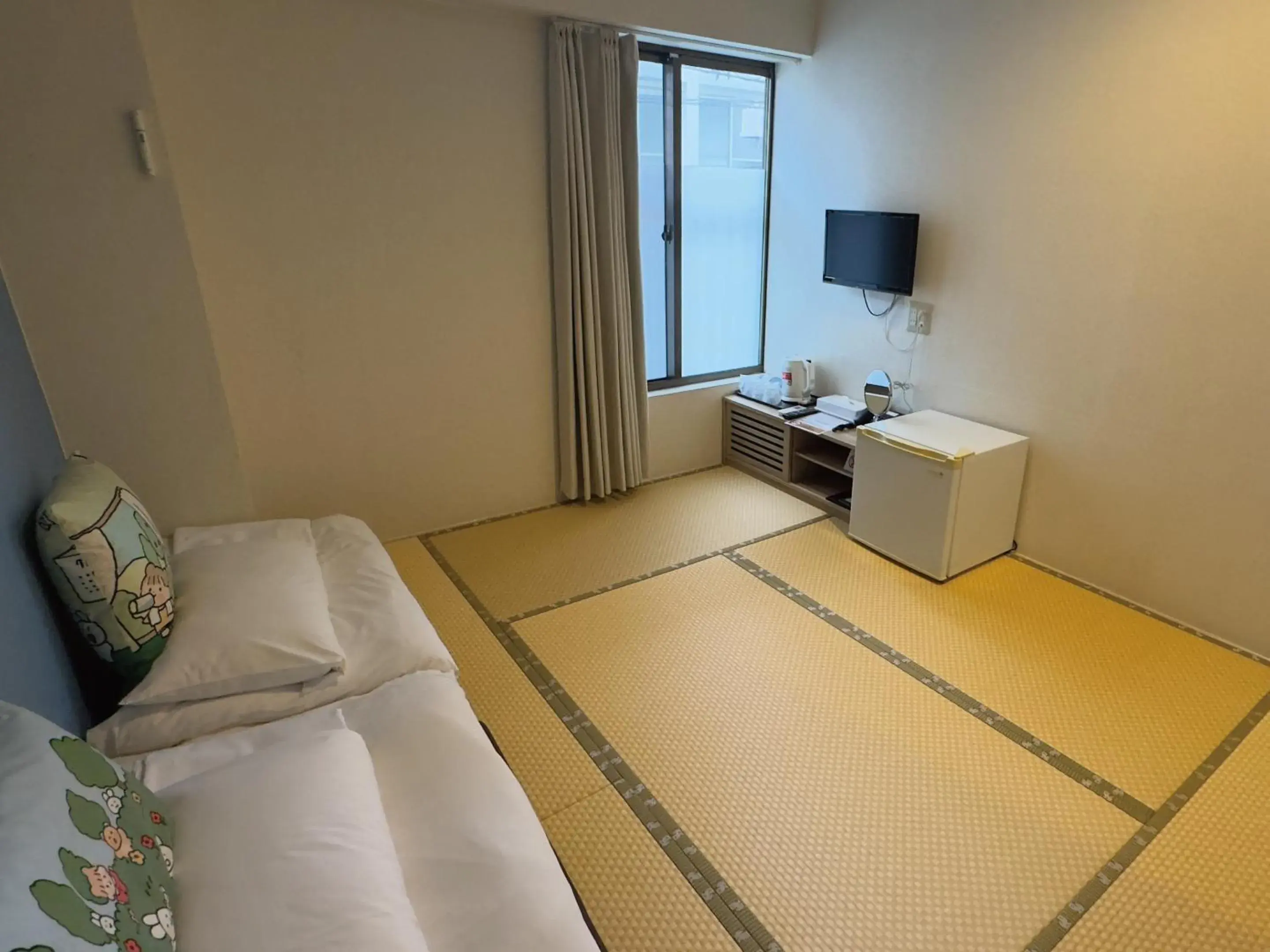 Bed, TV/Entertainment Center in Victoria Hotel Naha