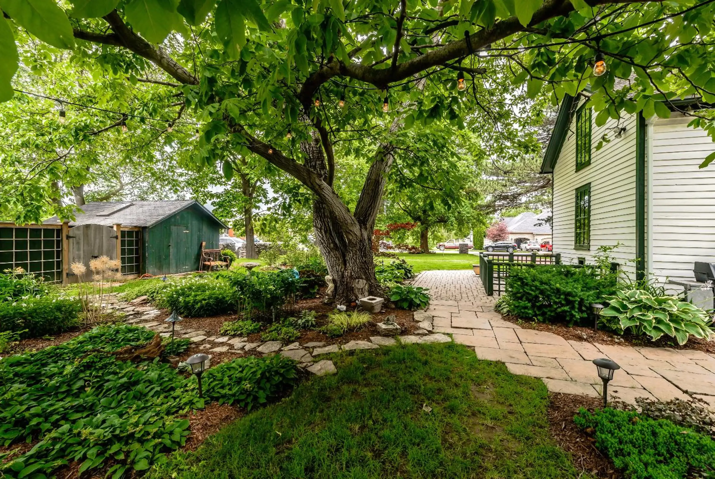 Garden, Property Building in Woodbourne Inn