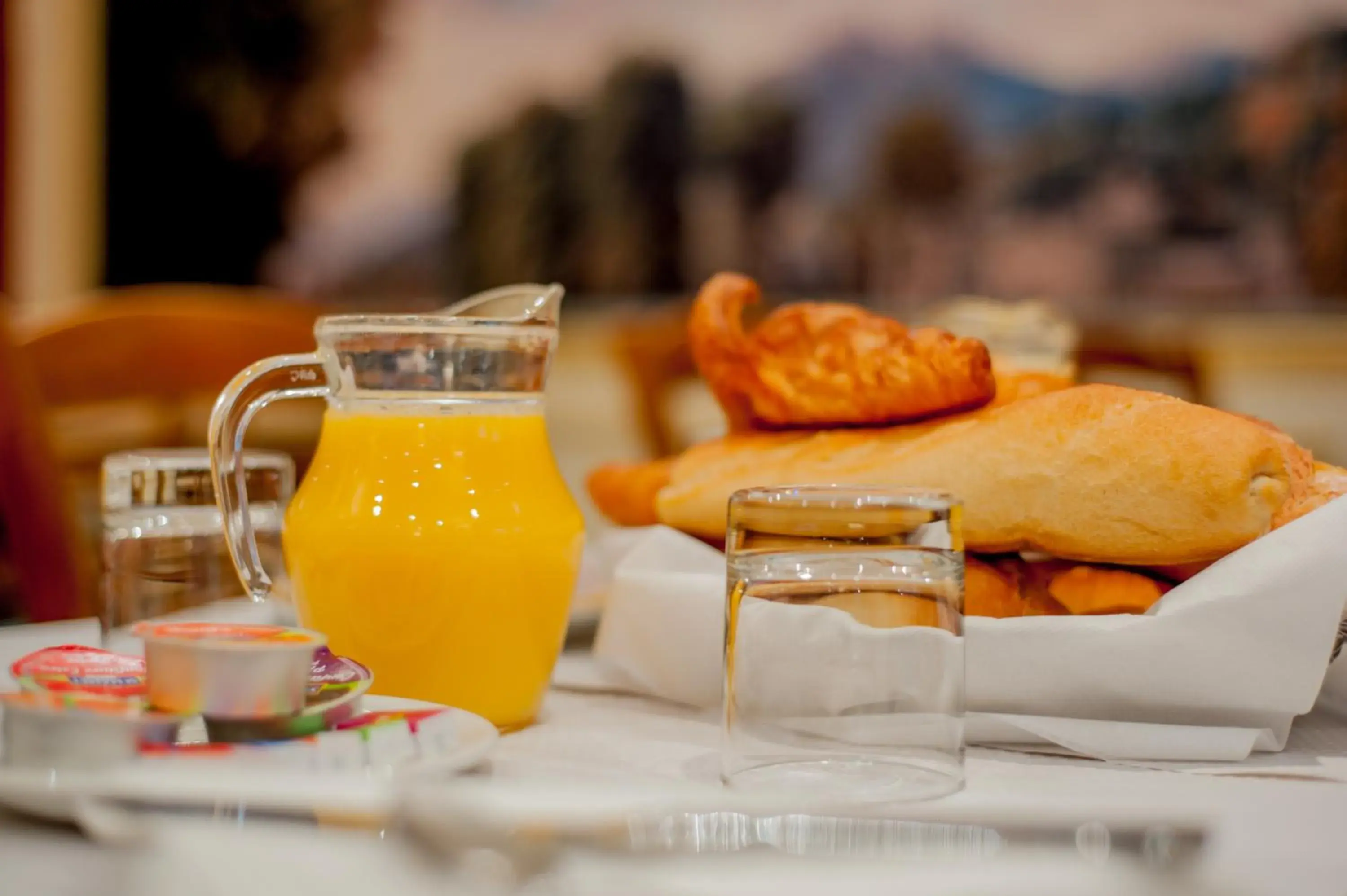 Continental breakfast in Hotel Leonard De Vinci