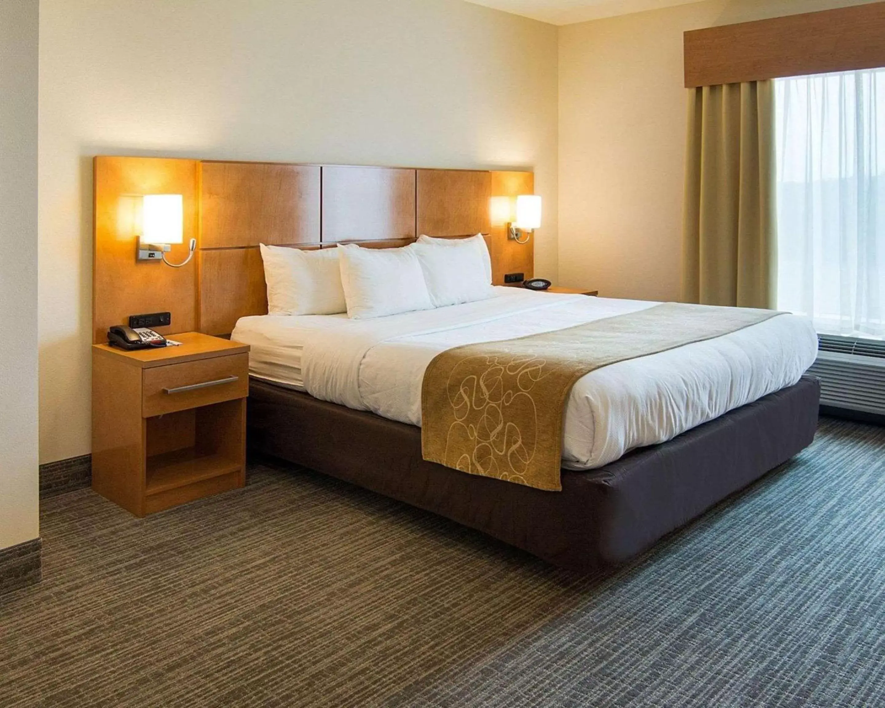 Photo of the whole room, Bed in Comfort Suites Bossier City