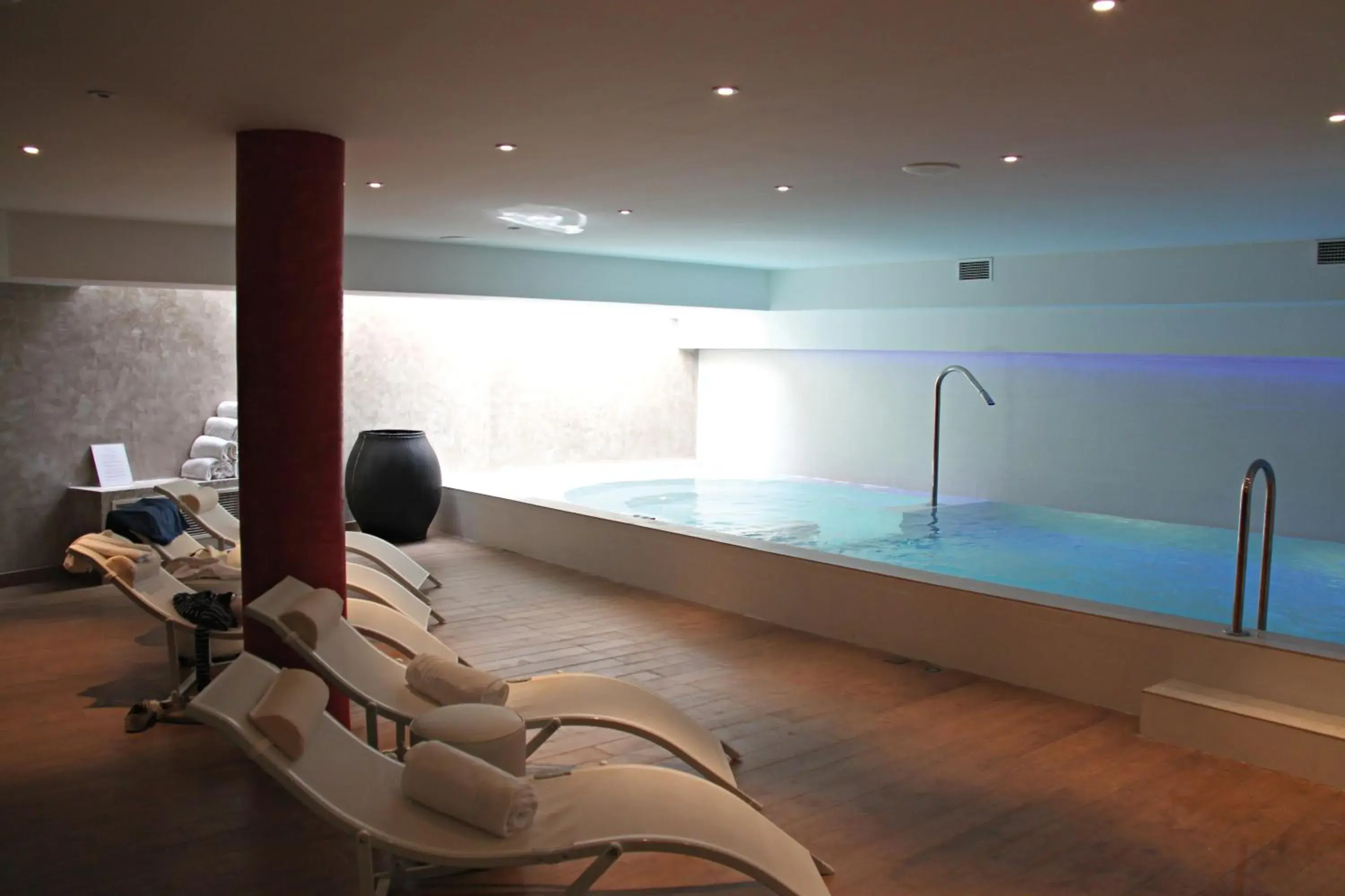 Massage, Swimming Pool in Hôtel Montaigne & Spa