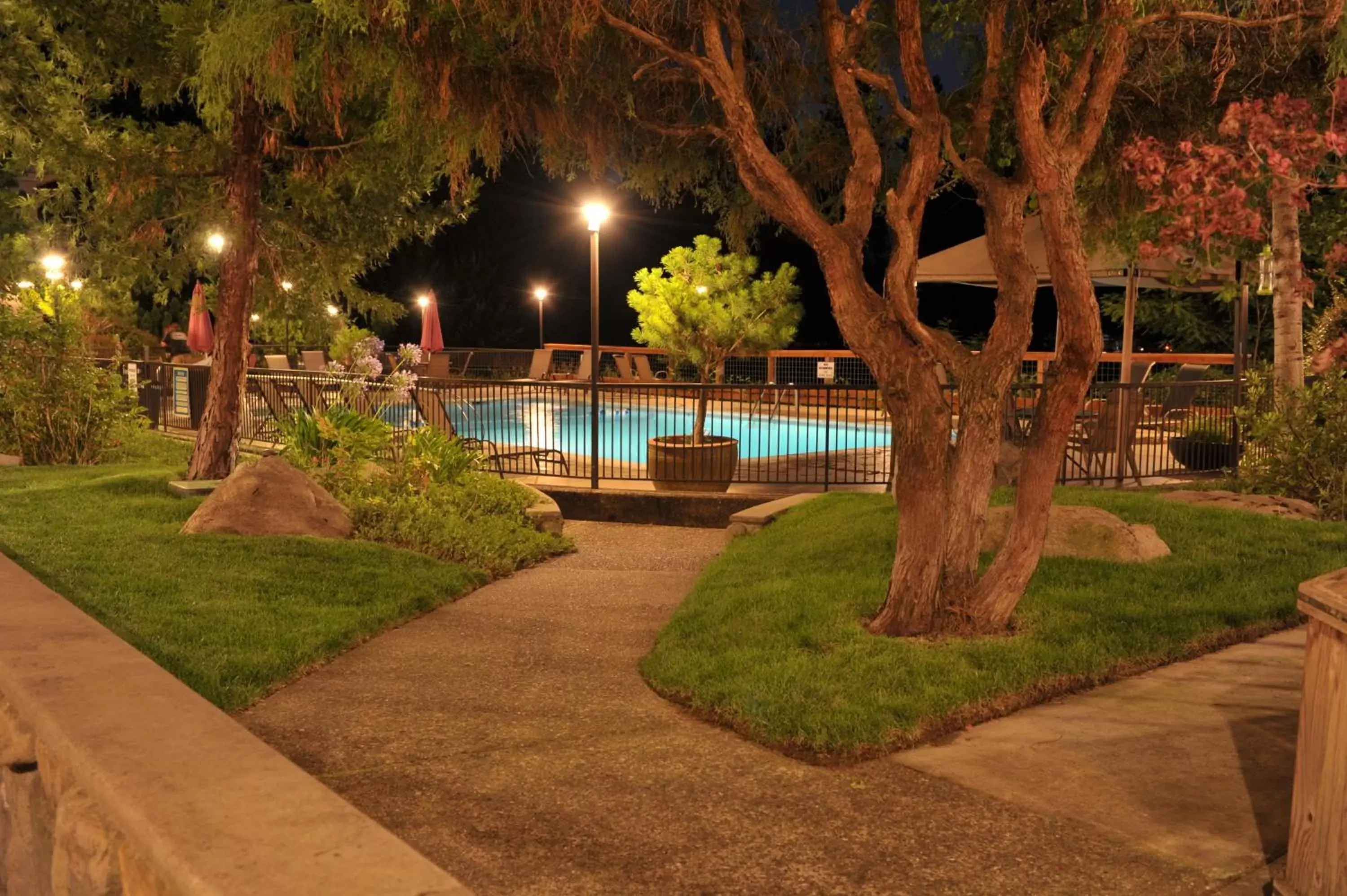 Night, Swimming Pool in The Lodge at Riverside