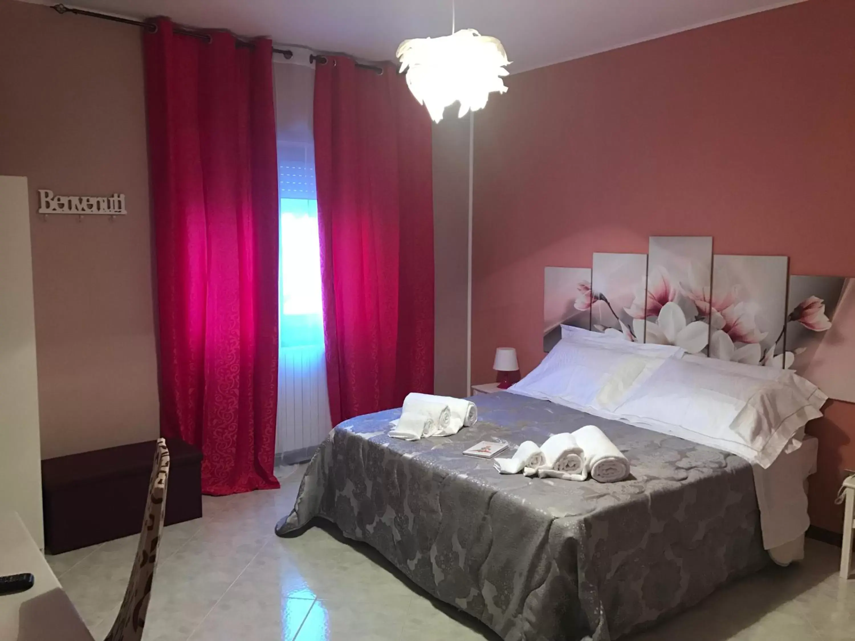 Photo of the whole room, Bed in Il Piccolo Principe
