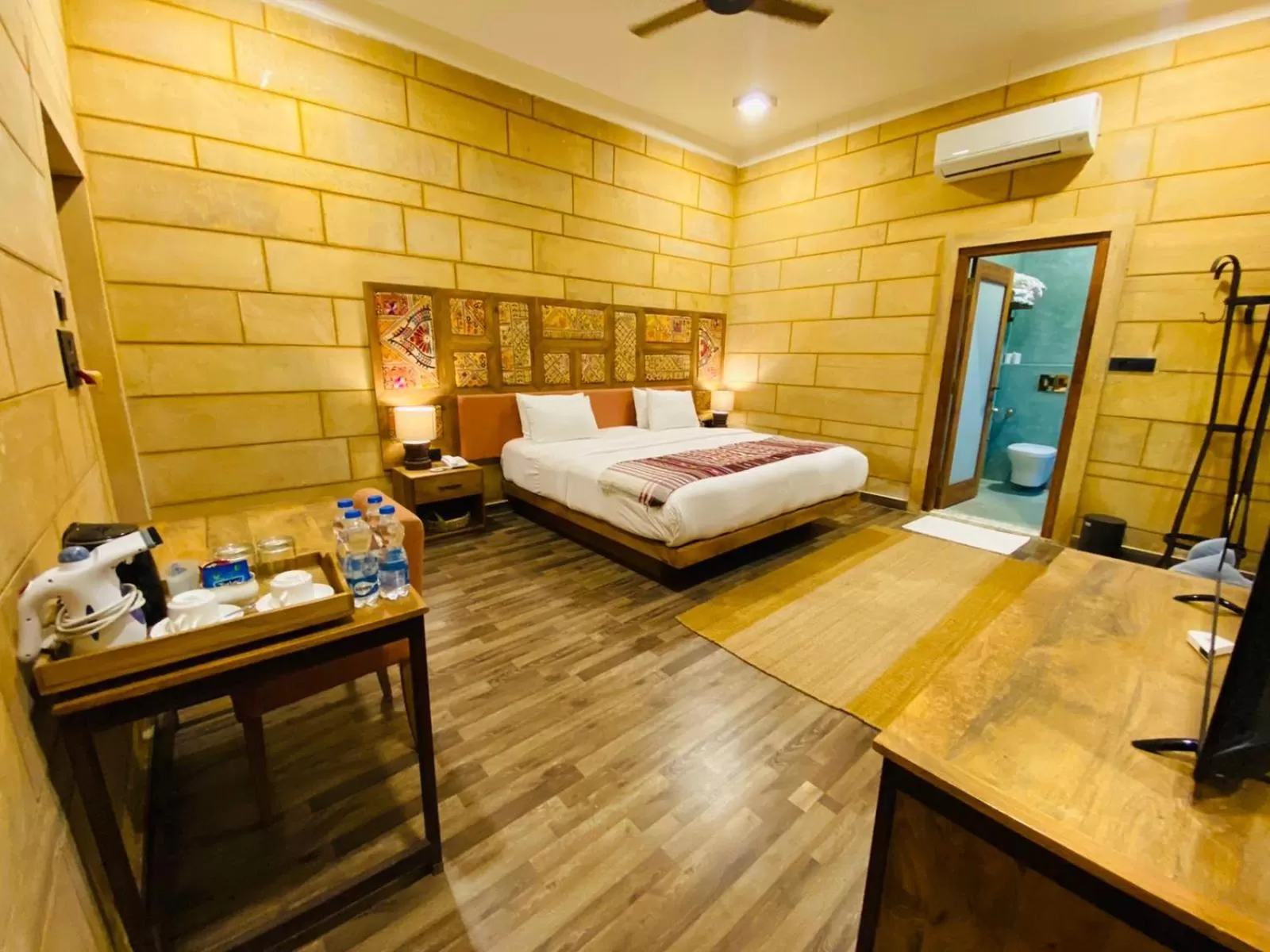 Bedroom, Bed in Hotel Grand Khalifa