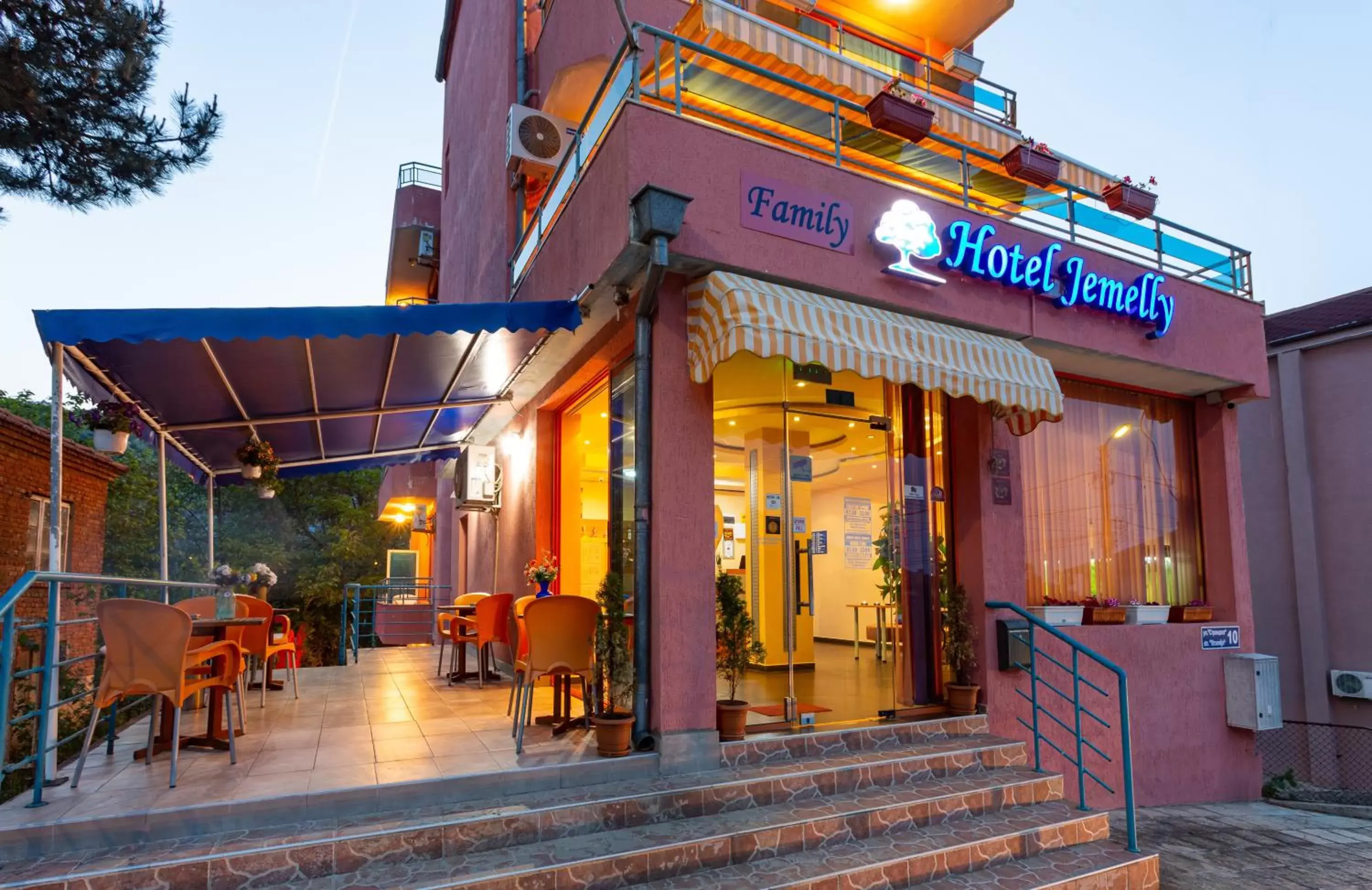 Facade/entrance in Family Hotel Jemelly