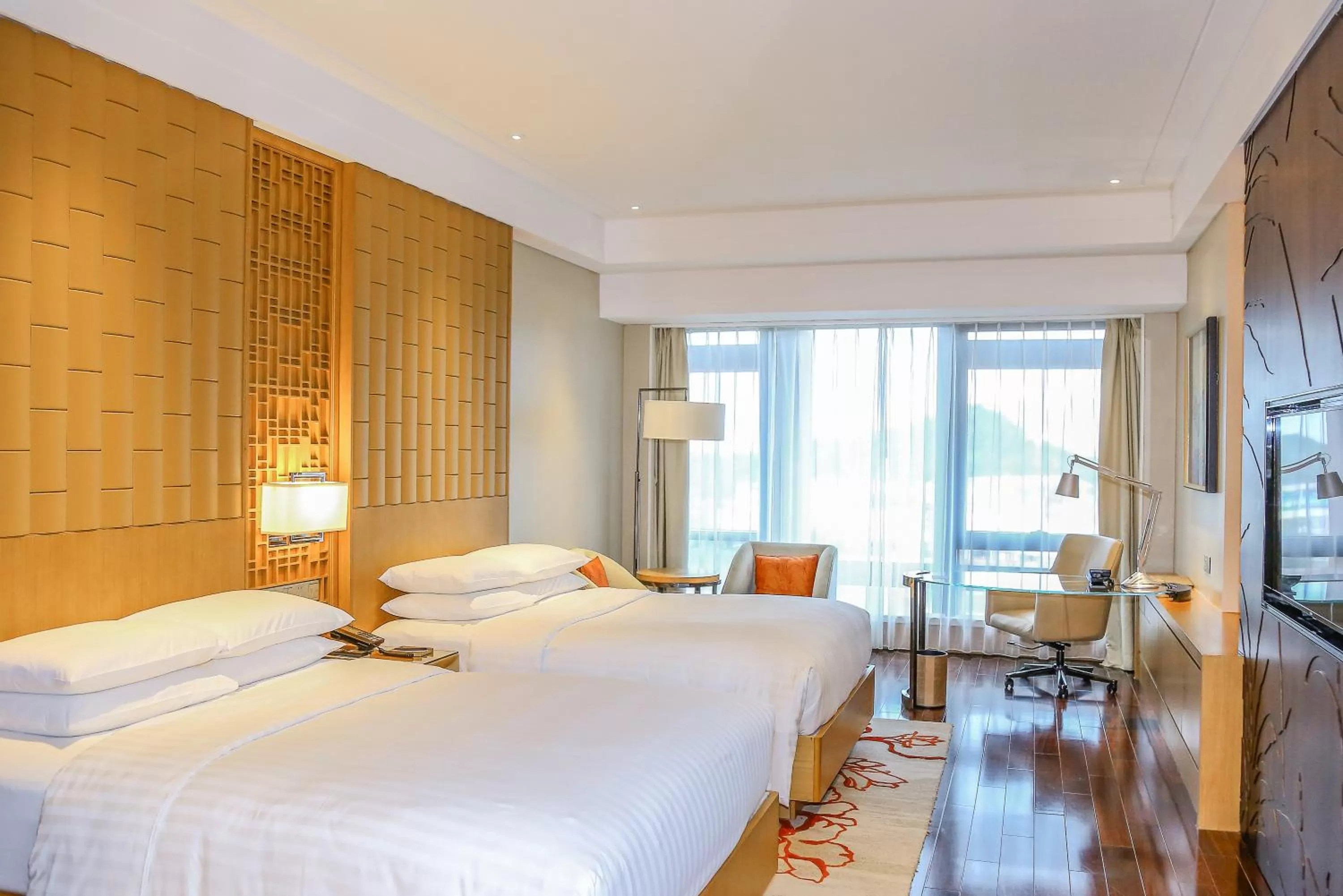 Photo of the whole room, Bed in Zhuhai Marriott Hotel