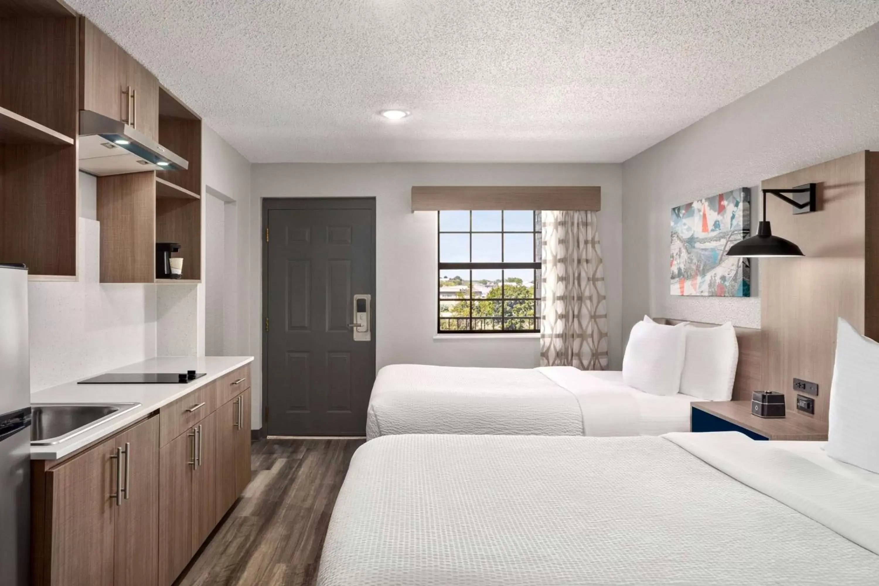 Bed, Kitchen/Kitchenette in La Quinta Inn by Wyndham Temple