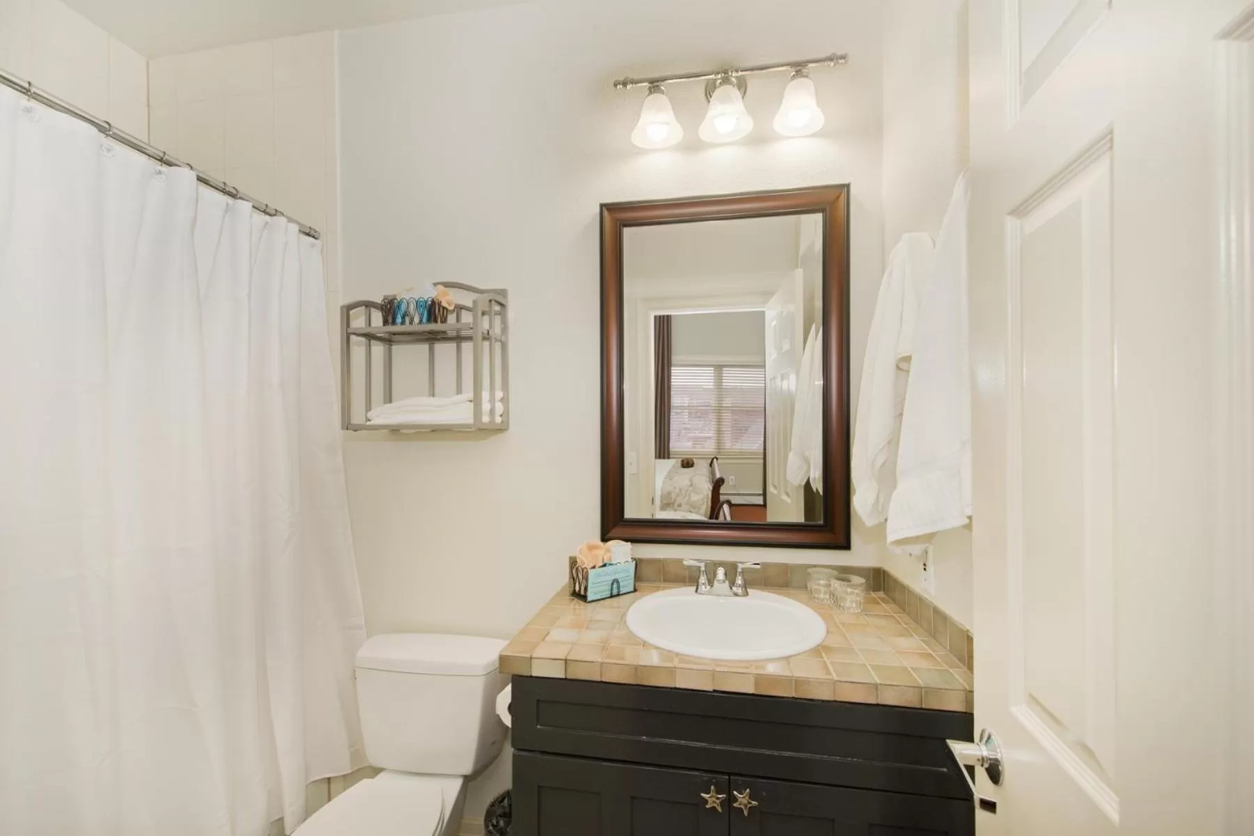 Bathroom in The Bradley Boulder Inn