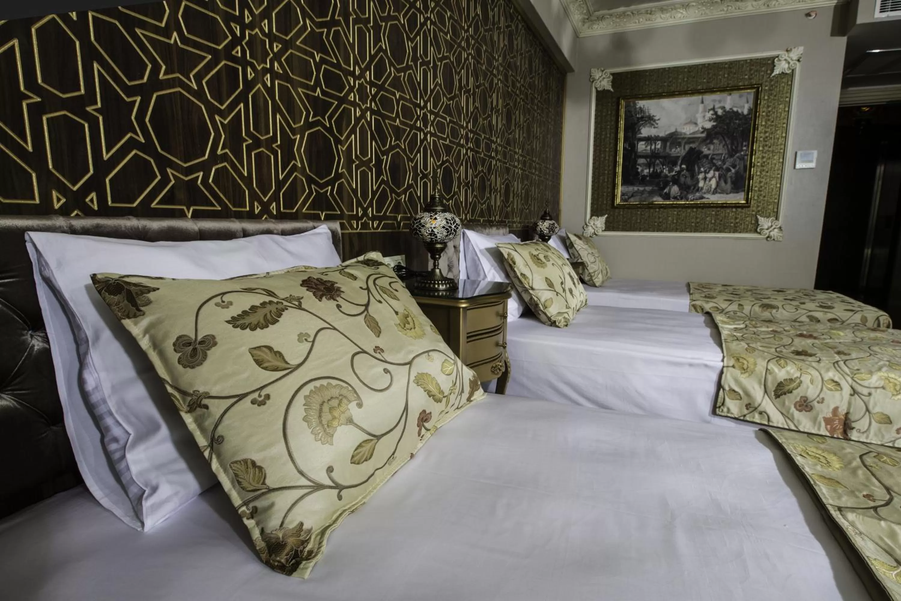 Bed in Empire Suite Hotel