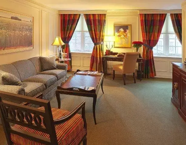 Living room, Seating Area in Windsor Arms Hotel