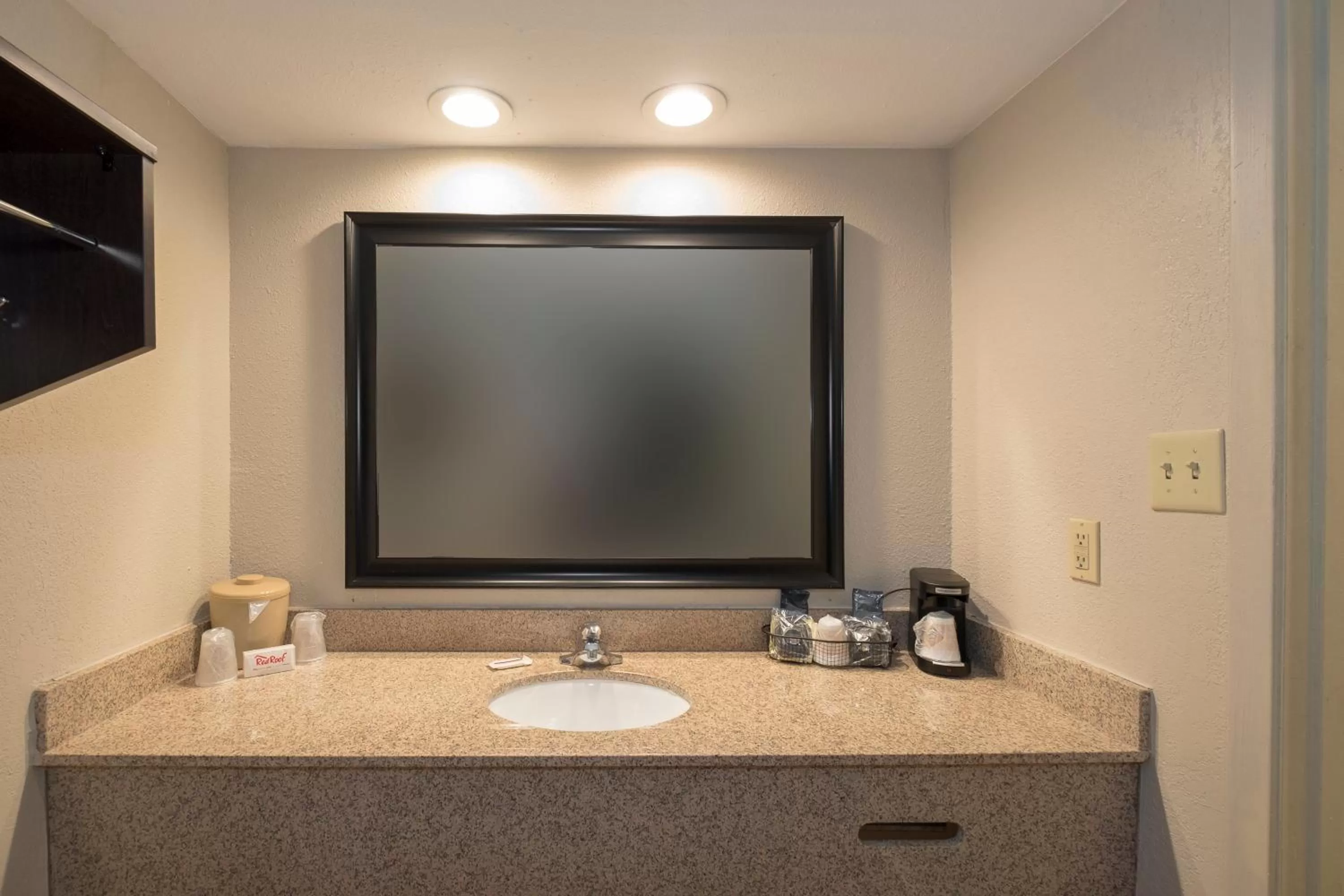 Bathroom in Red Roof Inn Mobile North – Saraland