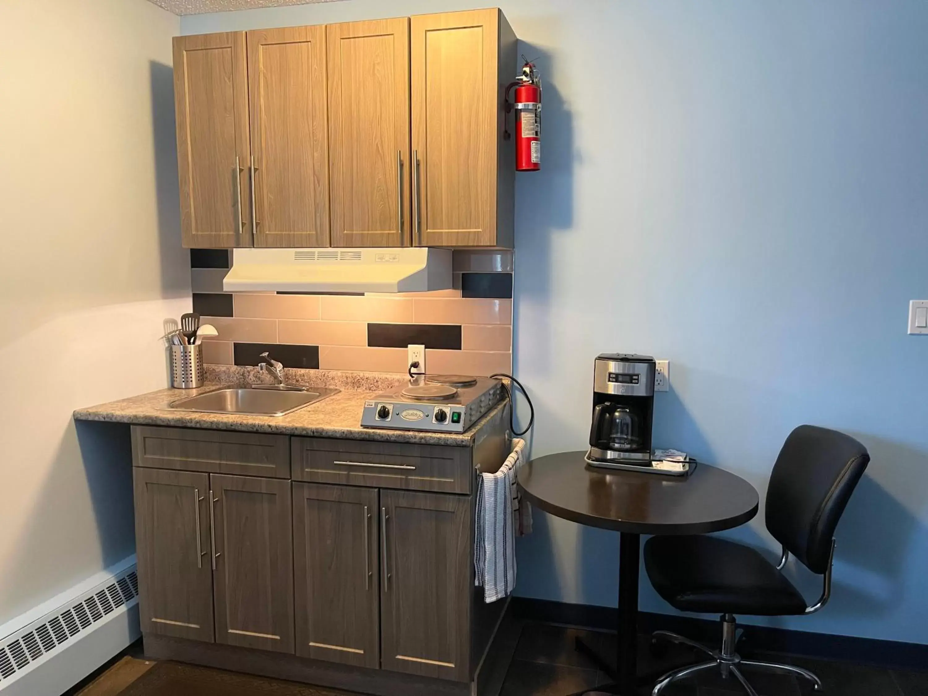 Dining area, Kitchen/Kitchenette in Dockside Inn