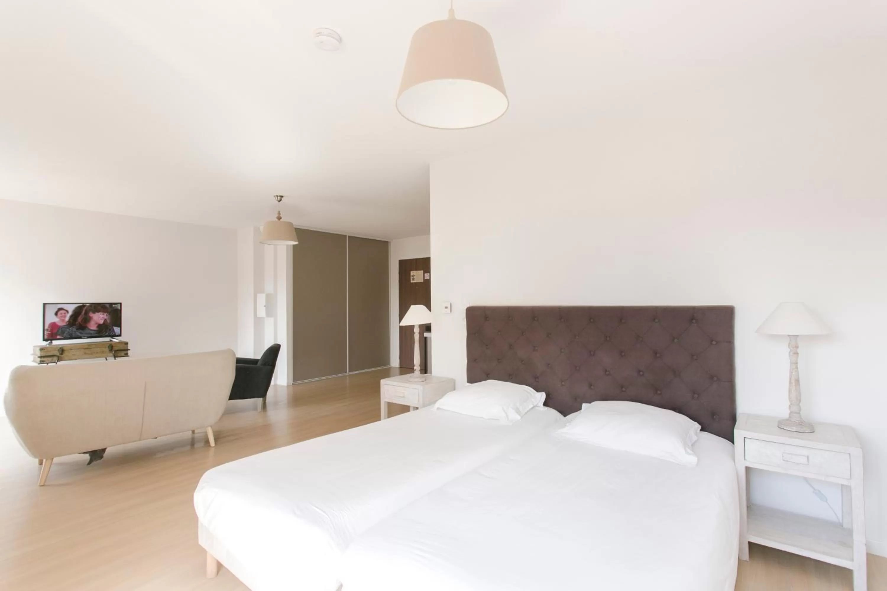 Photo of the whole room, Bed in Zenao Appart'hôtels Troyes