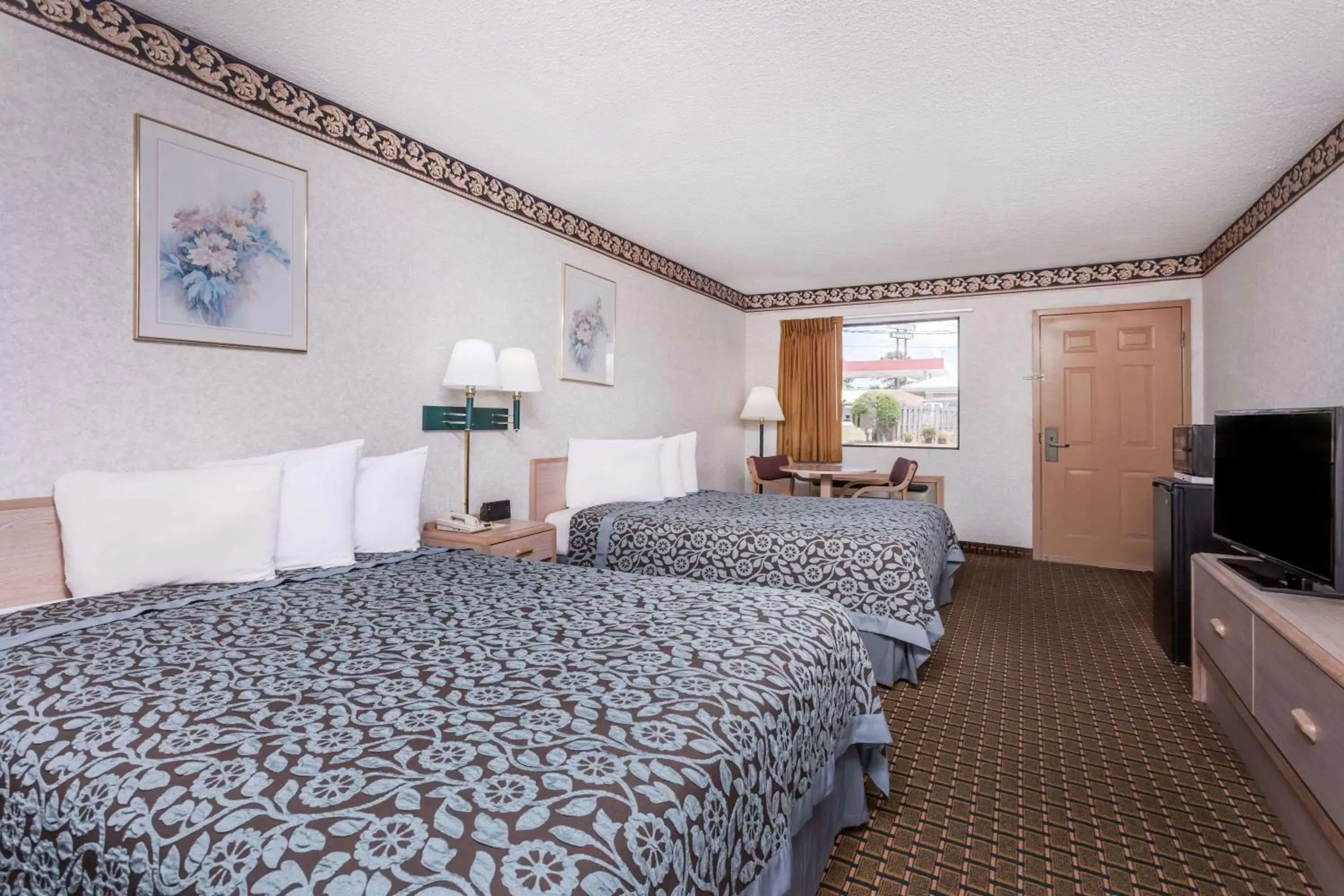 Photo of the whole room, Bed in Days Inn by Wyndham Byron
