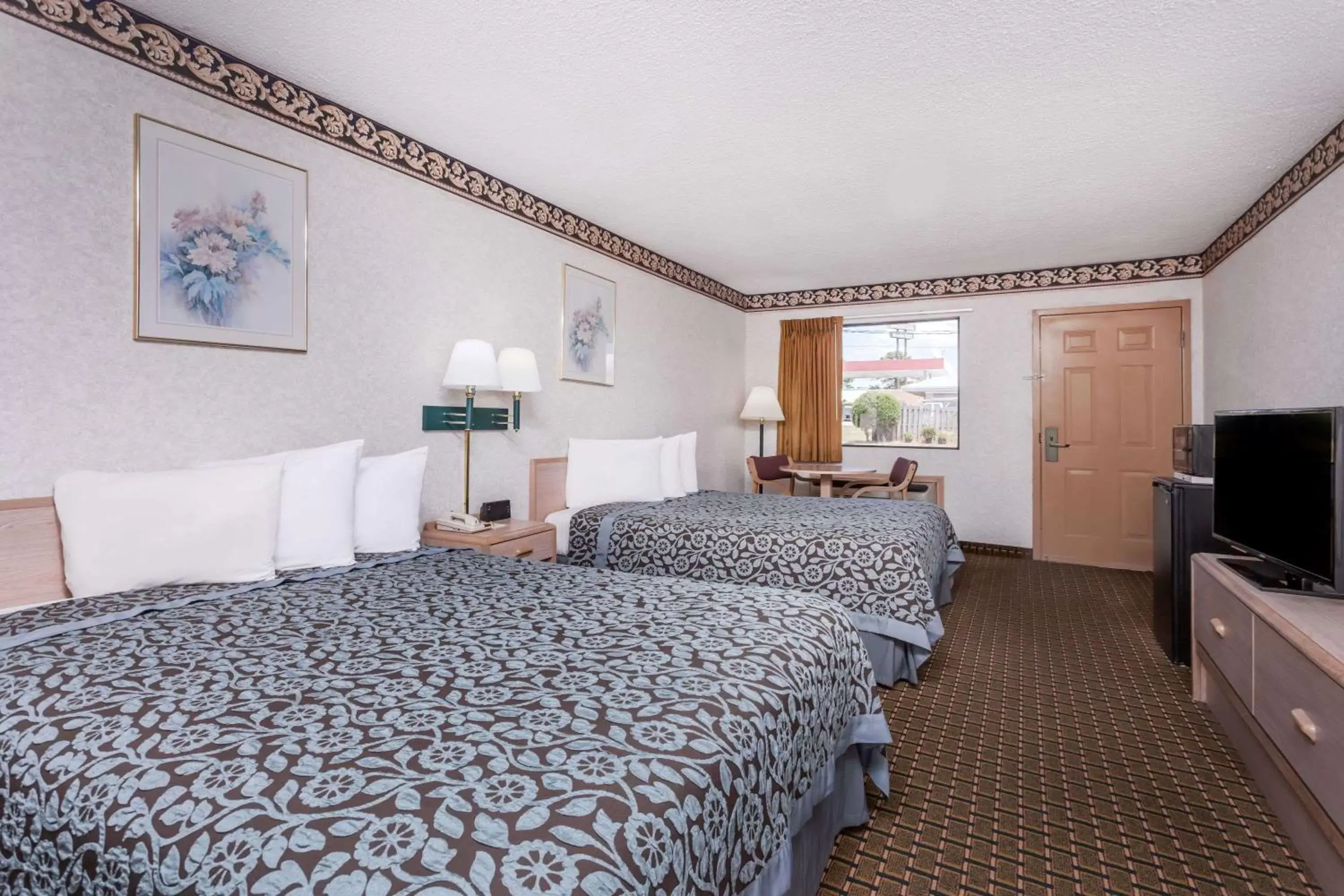 Photo of the whole room, Bed in Days Inn by Wyndham Byron Photo of the whole room, Bed in Days Inn by Wyndham Byron