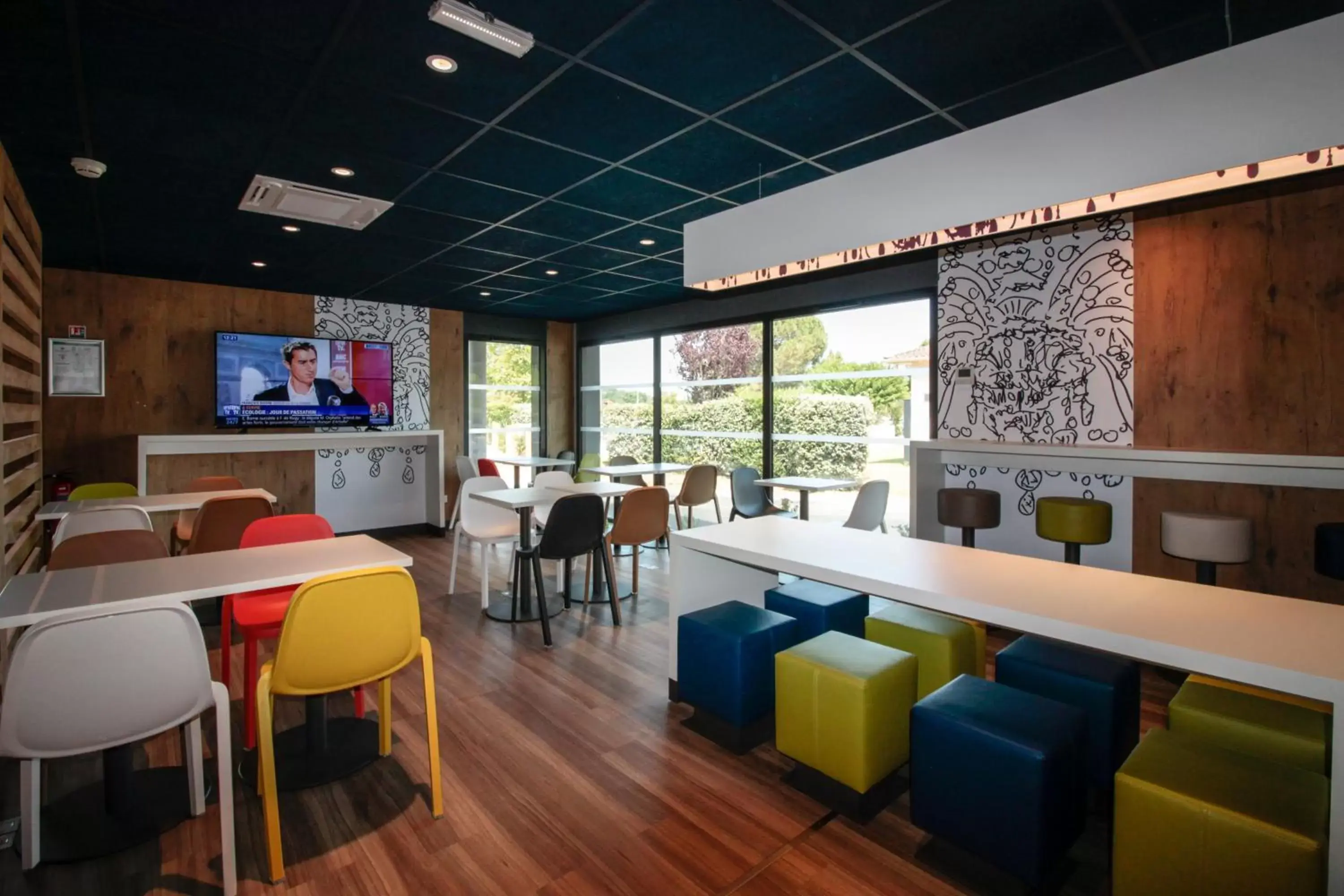 Restaurant/places to eat, Lounge/Bar in ibis budget Cahors