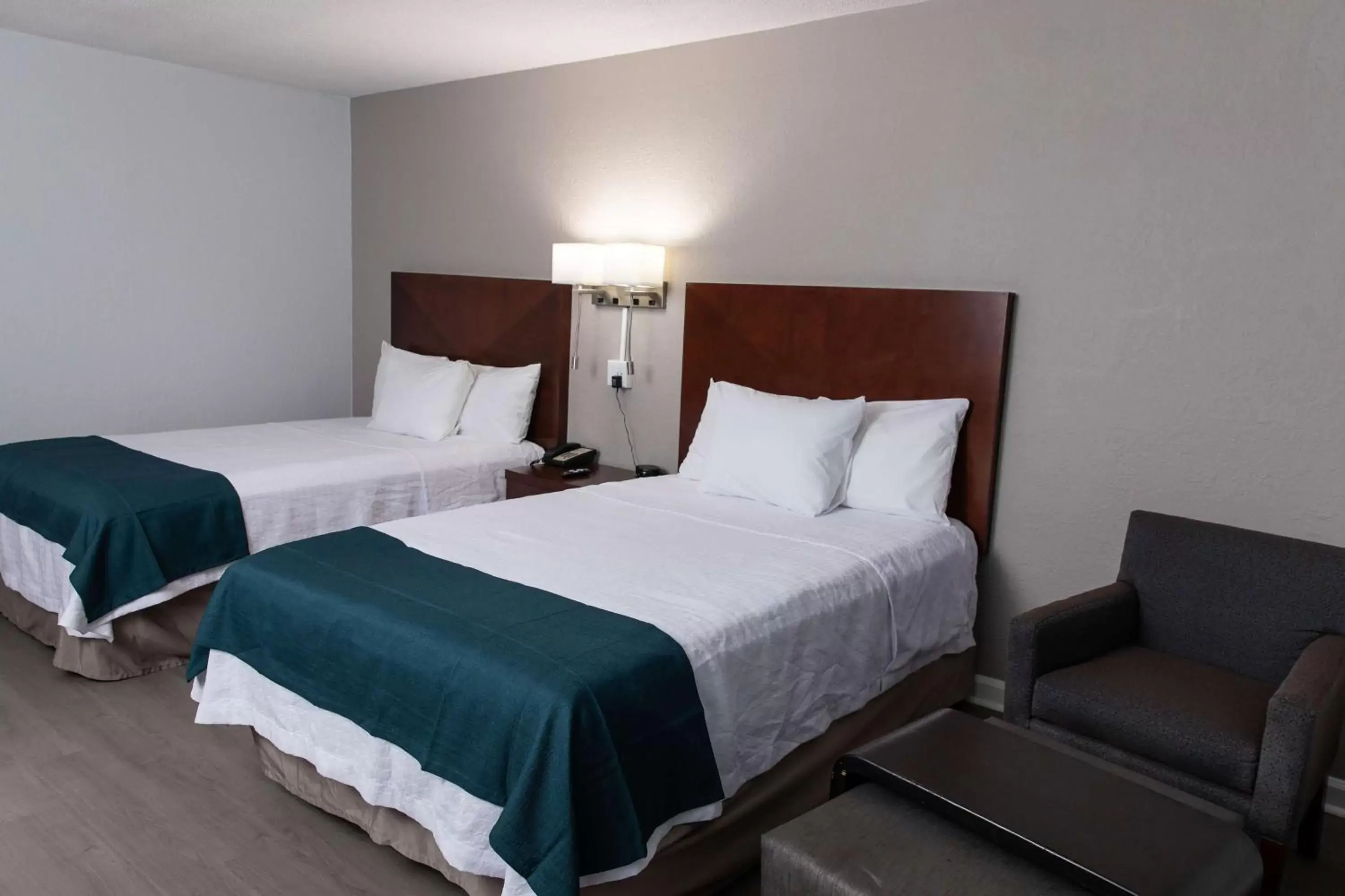 Photo of the whole room, Bed in Studio 6 Ocala, FL Photo of the whole room, Bed in Studio 6 Ocala, FL