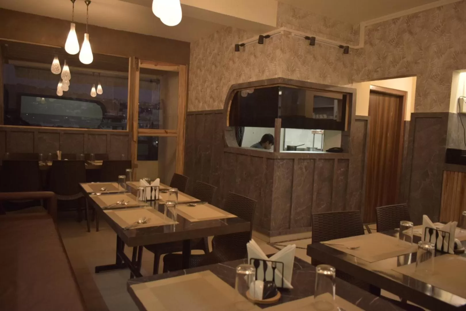 Restaurant/Places to Eat in Hotel Travellers INN