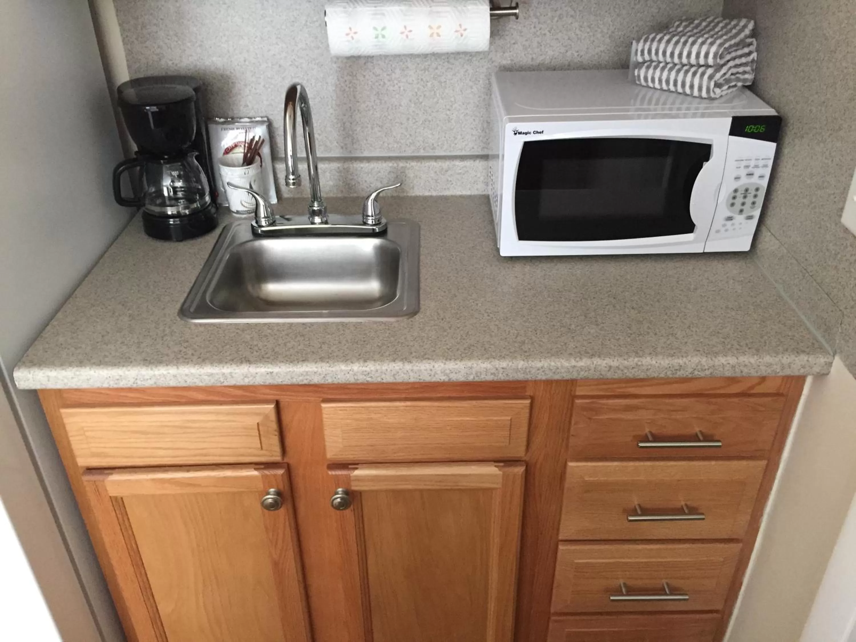 Food and drinks, Kitchen/Kitchenette in Shore Road Inn