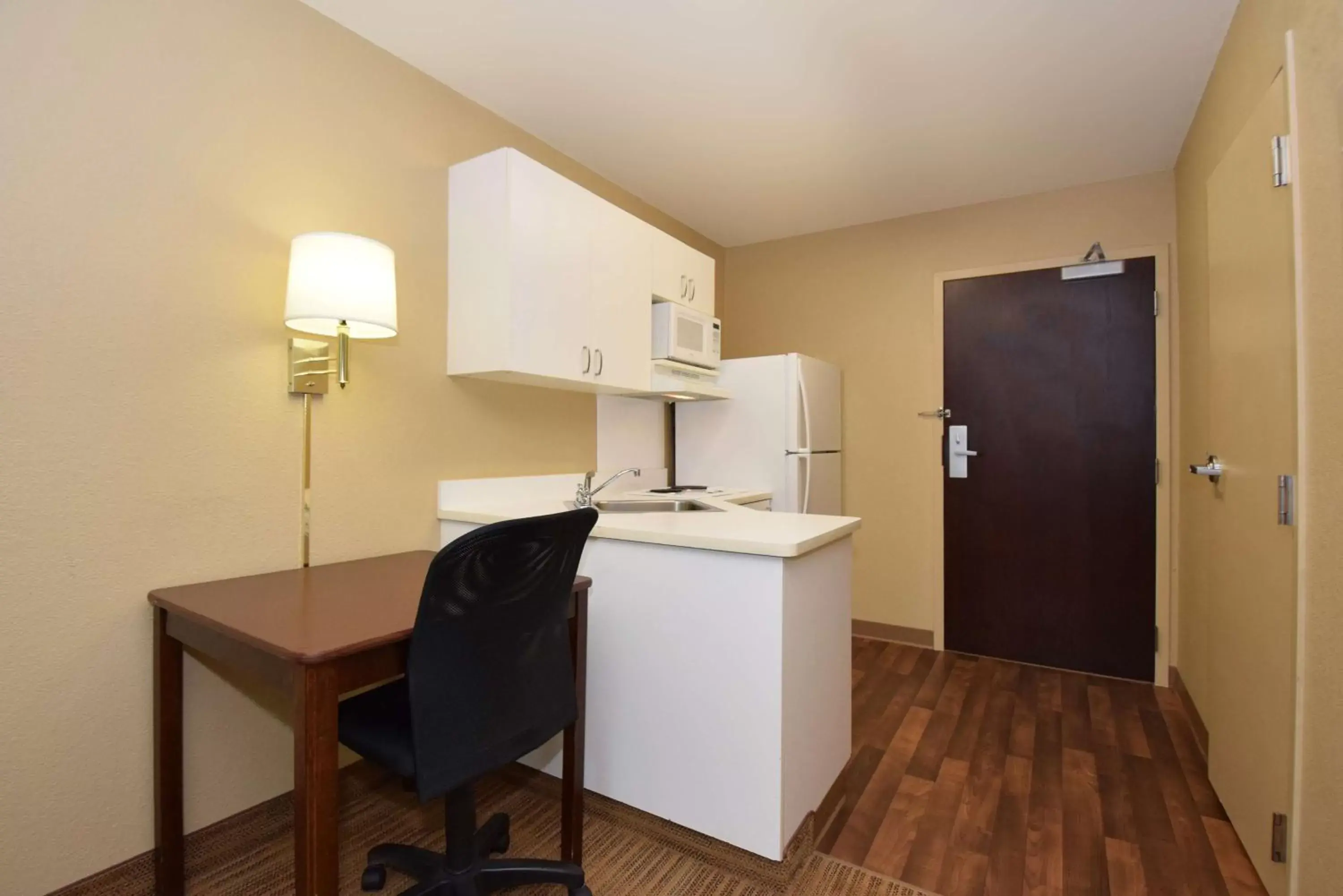 Bedroom, Kitchen/Kitchenette in Extended Stay America Suites - Portland - Vancouver