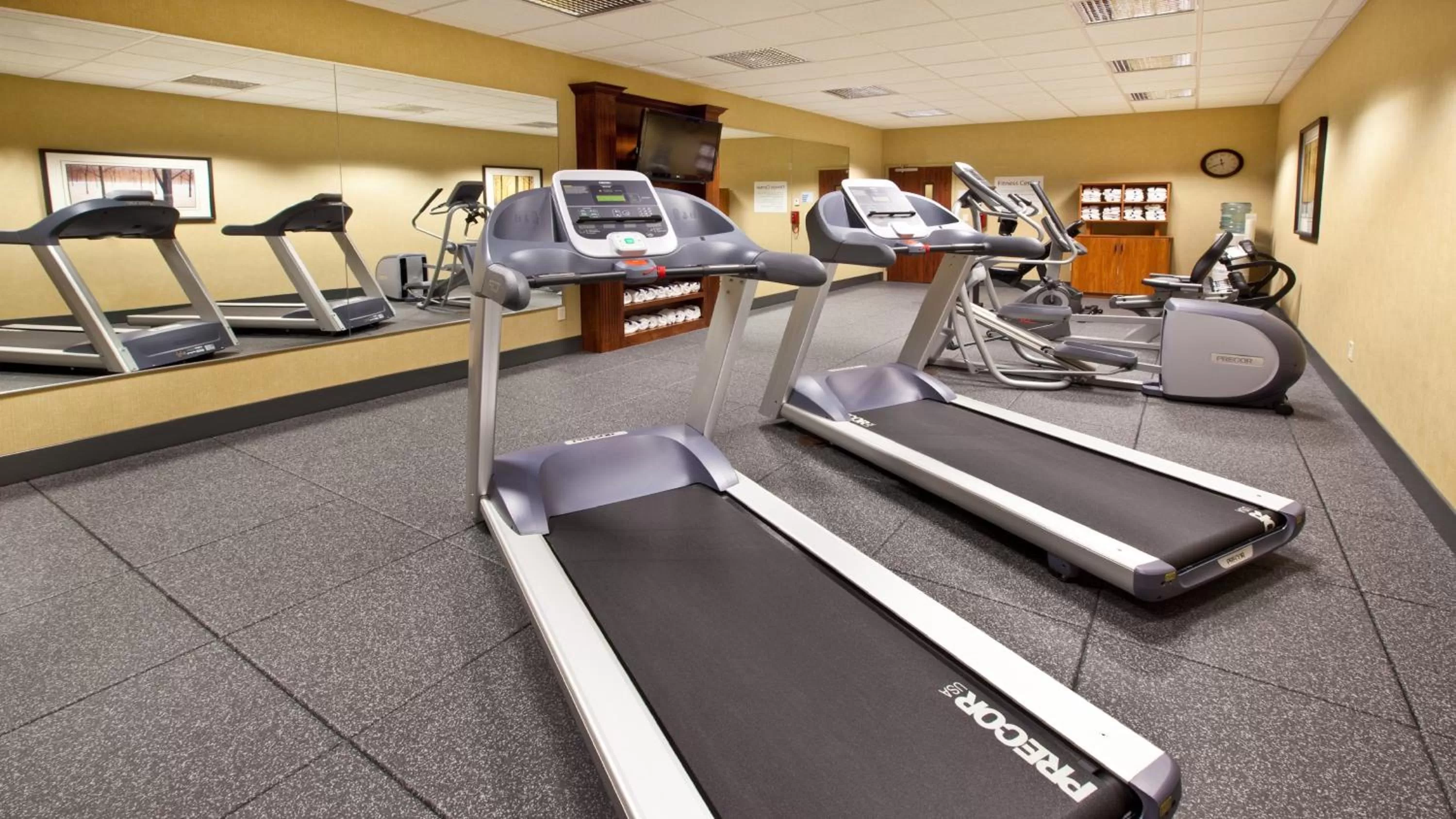 Fitness centre/facilities in Holiday Inn Express & Suites Sioux Falls Southwest by IHG
